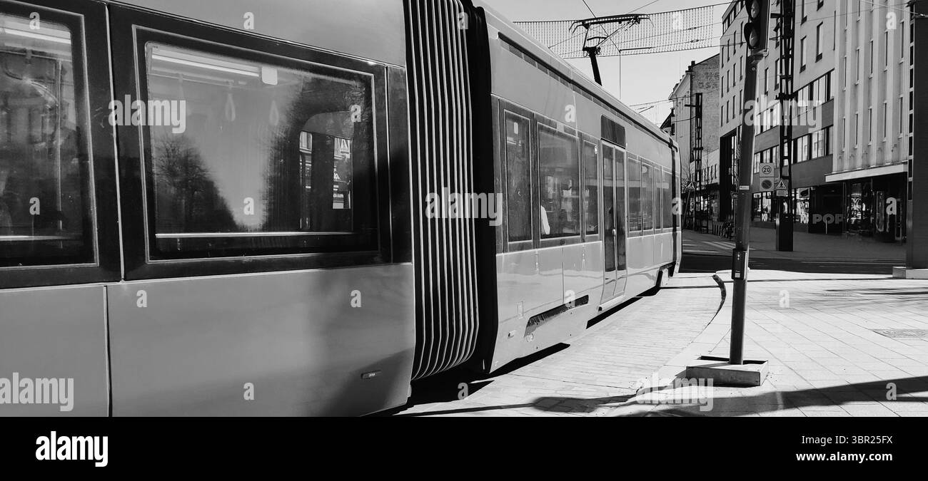 Tram in movimento a Tampere, Finlandia. Foto Stock
