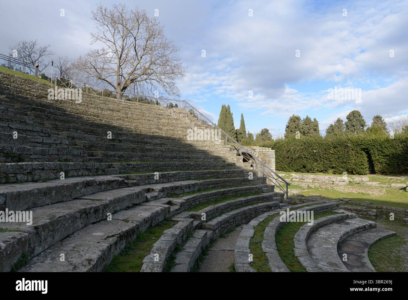 Rovine dell'antico teatro romano a Fiesole, vicino a Firenze, in Italia, costruito nel i secolo a.C., con posti a sedere semicircolari e sfondo panoramico. Foto Stock