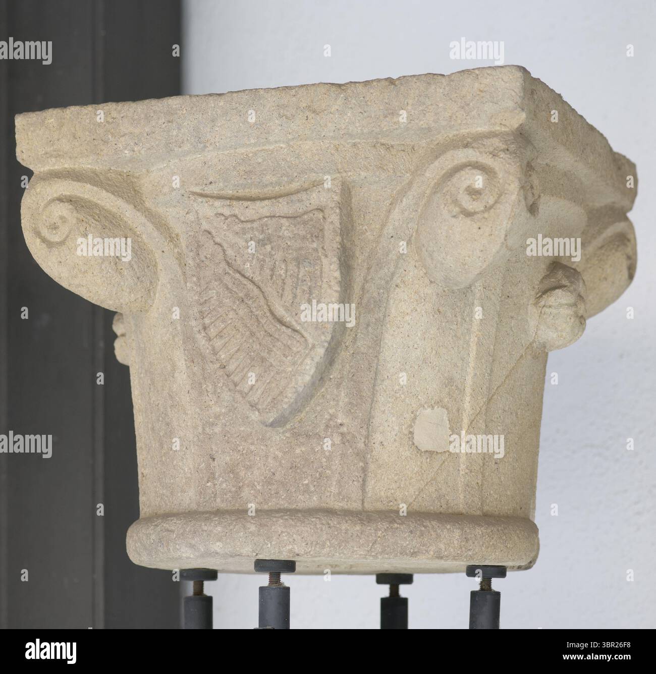 Capitale a colonne del XV secolo con lo stemma della famiglia Sanguinacci, Padova, Italia, che espone simboli araldici. Foto Stock