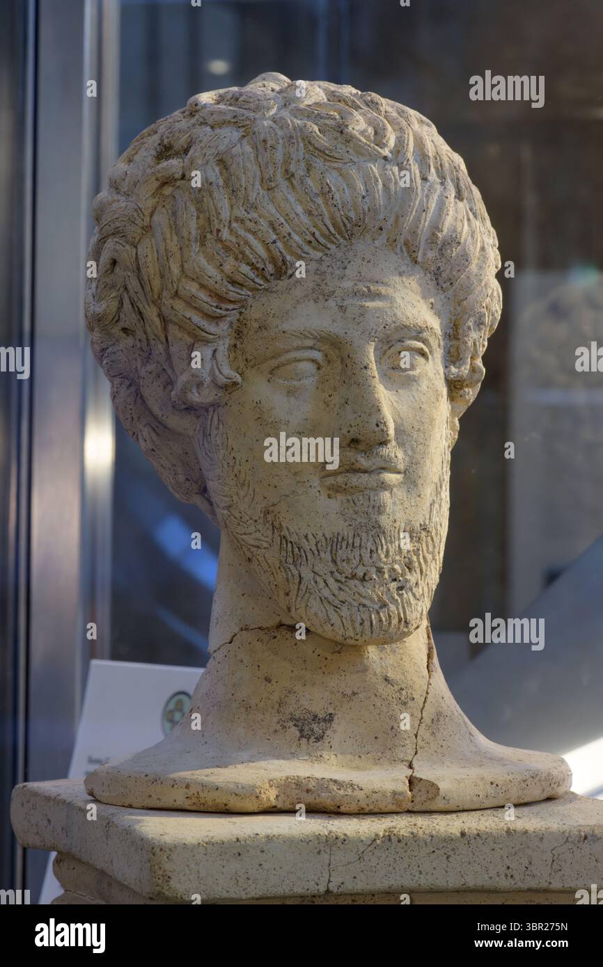 Testa in terracotta di una divinità maschile su una base sagomata presso il Museo Archeologico di Orvieto, Toscana, Italia. Foto Stock