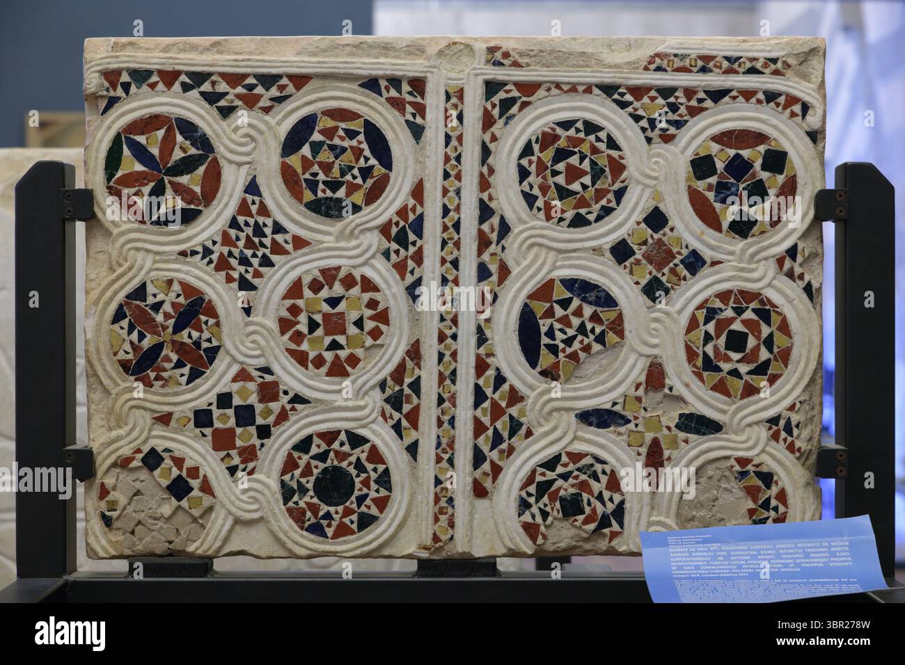 Orvieto, Italia: Motivo geometrico decorativo in marmo con forma a stella e diamante. Arte e architettura medievali italiane. Foto Stock