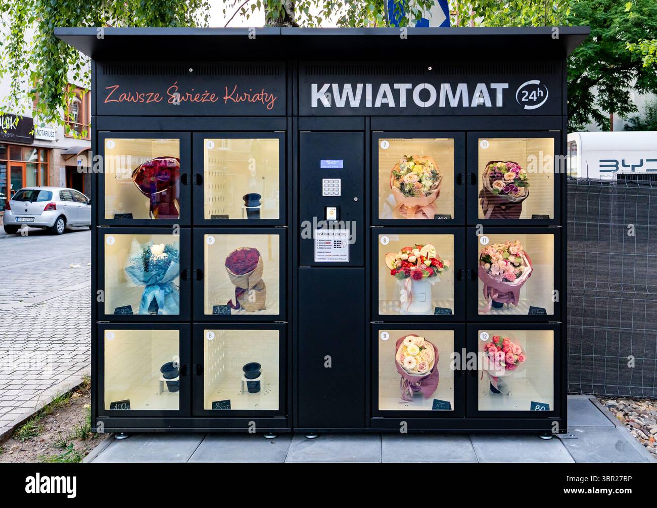 Distributore automatico di fiori con vari mazzi e prezzi visibili. Foto Stock