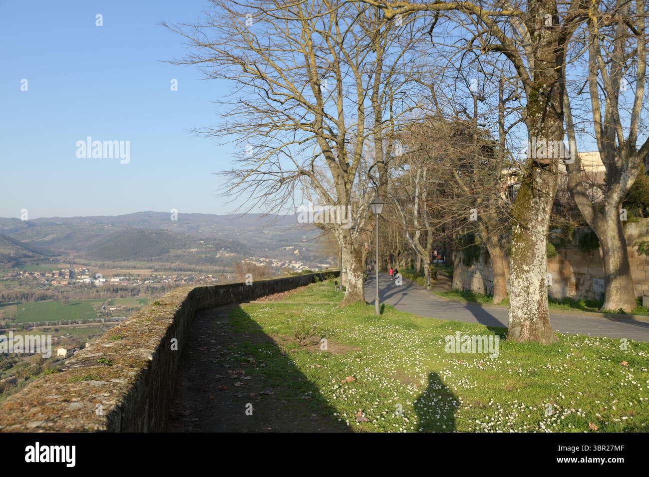 Una vista panoramica della campagna italiana da Orvieto, con dolci colline e un'atmosfera tranquilla. Foto Stock