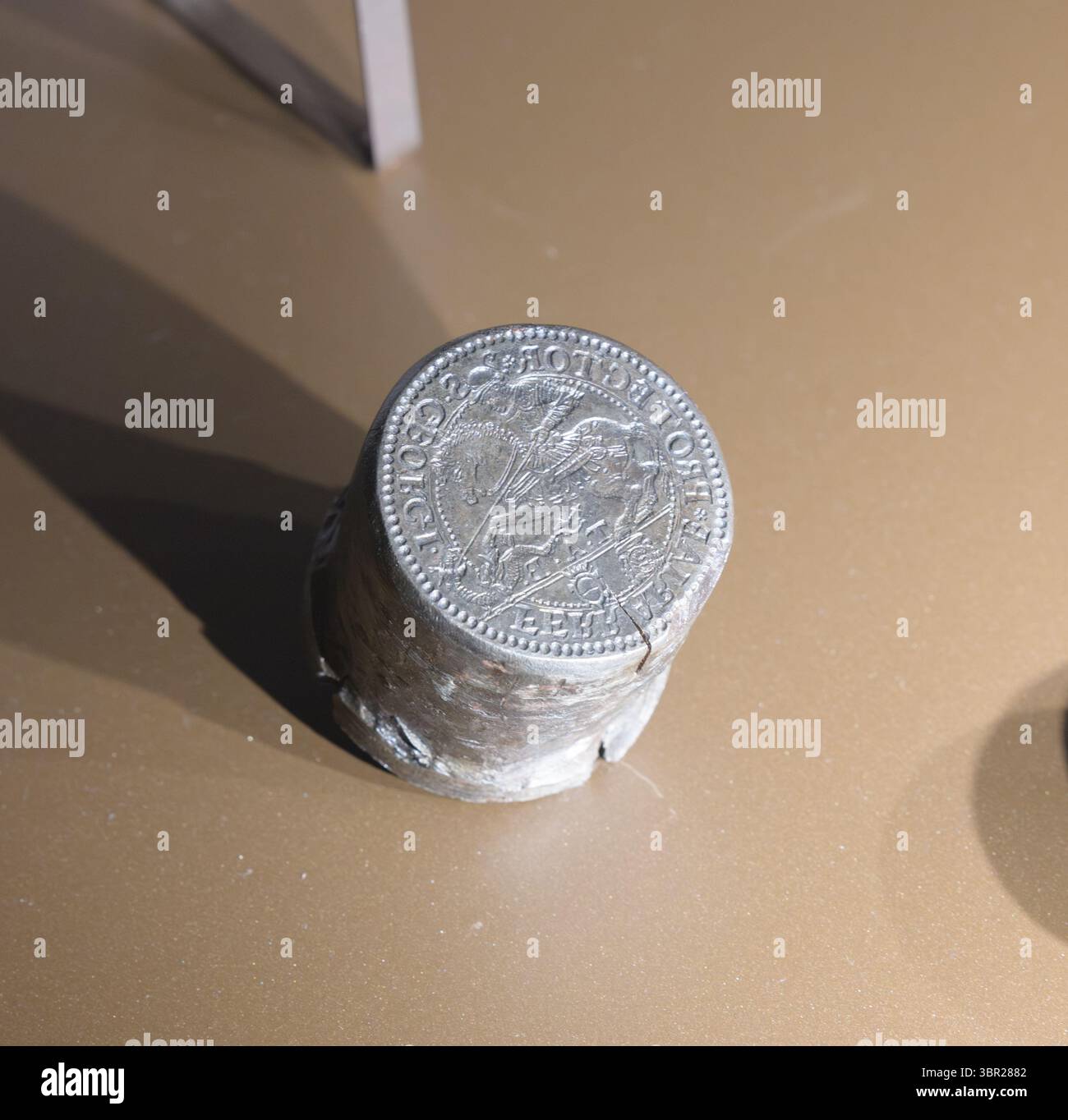 La moneta di ferro muore con la figura incisa del guerriero montato utilizzato nel processo di coniazione, tardo medioevo o primo periodo moderno, Italia. Foto Stock