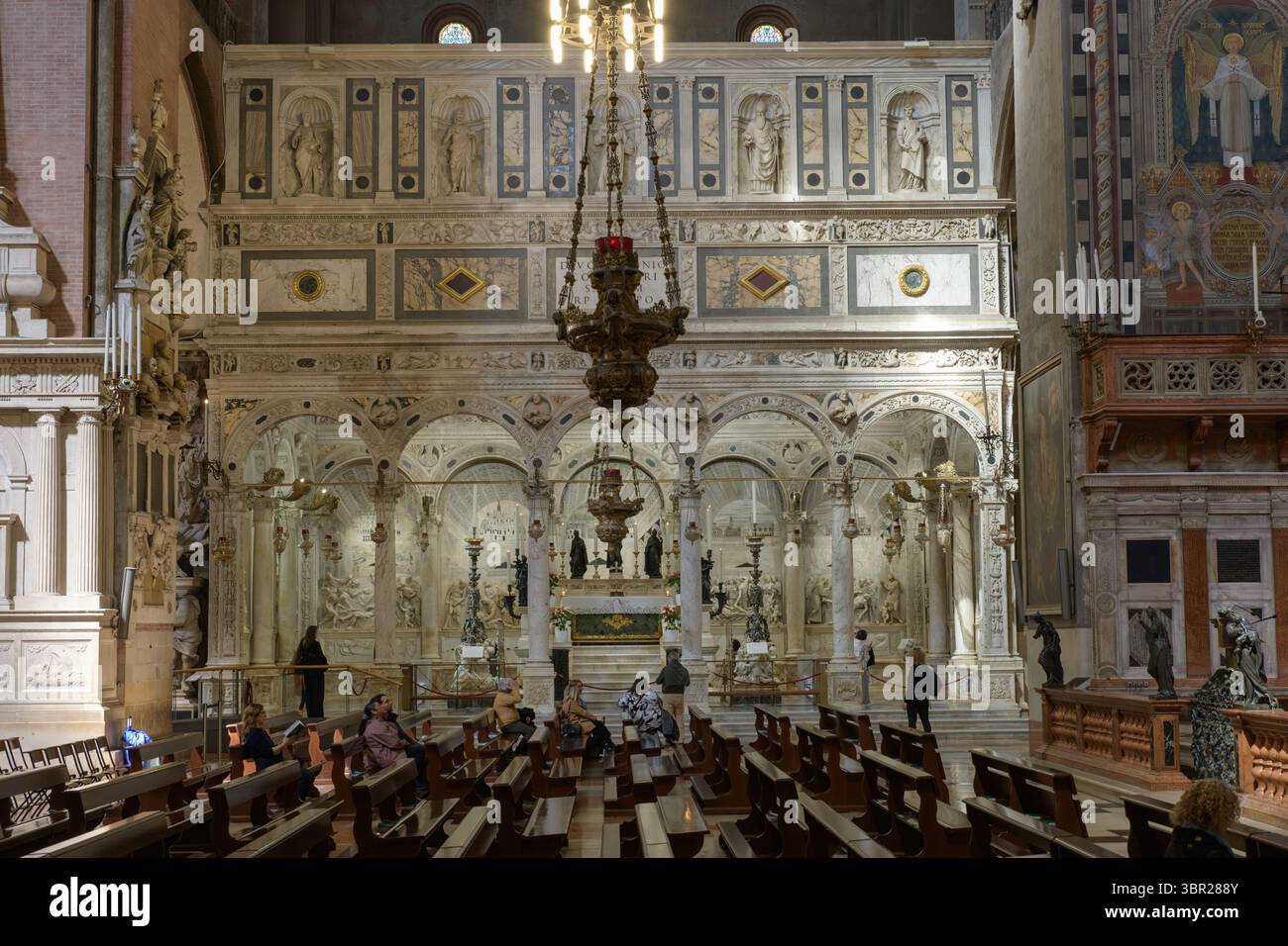 Cappella di Sant'Antonio, Basilica di Sant'Antonio, Padova, Italia. Vista interna con architettura in marmo, statue e iconografia religiosa. Foto Stock