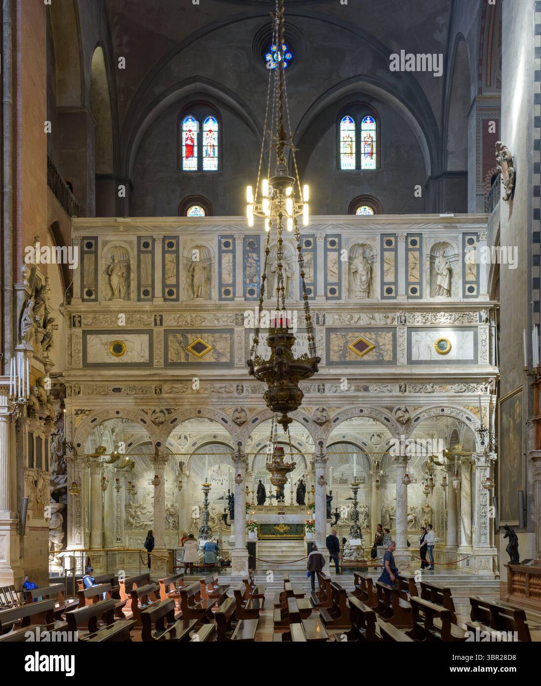 Cappella di Sant'Antonio, Basilica di Sant'Antonio, Padova, Italia. Vista interna con architettura in marmo, statue e iconografia religiosa. Foto Stock
