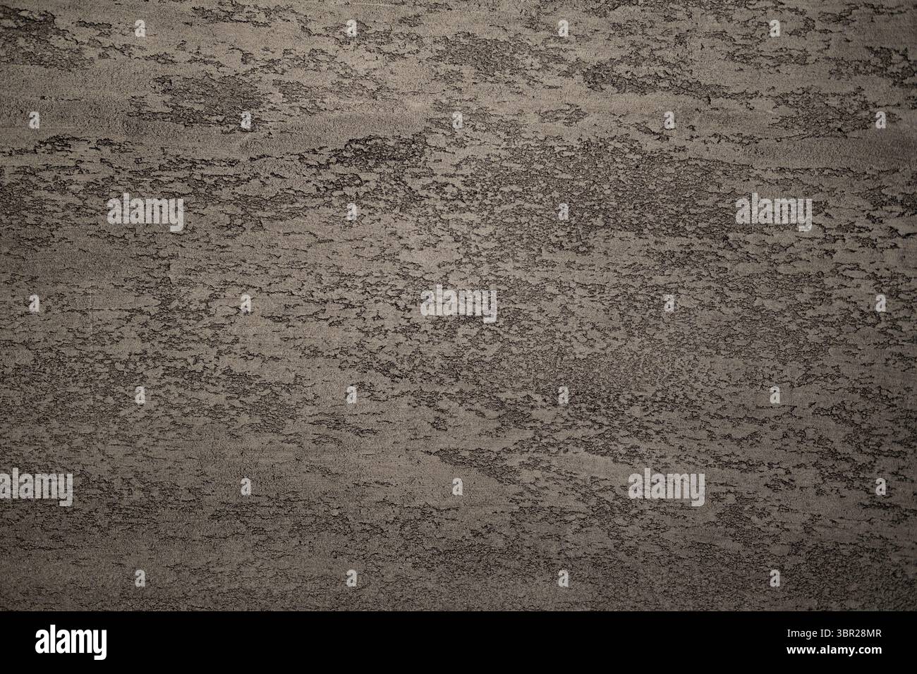 Primo piano della superficie grigia della parete in calcestruzzo con piccoli pozzi e struttura irregolare. Sfondo astratto neutro per la progettazione o l'uso architettonico. Foto Stock