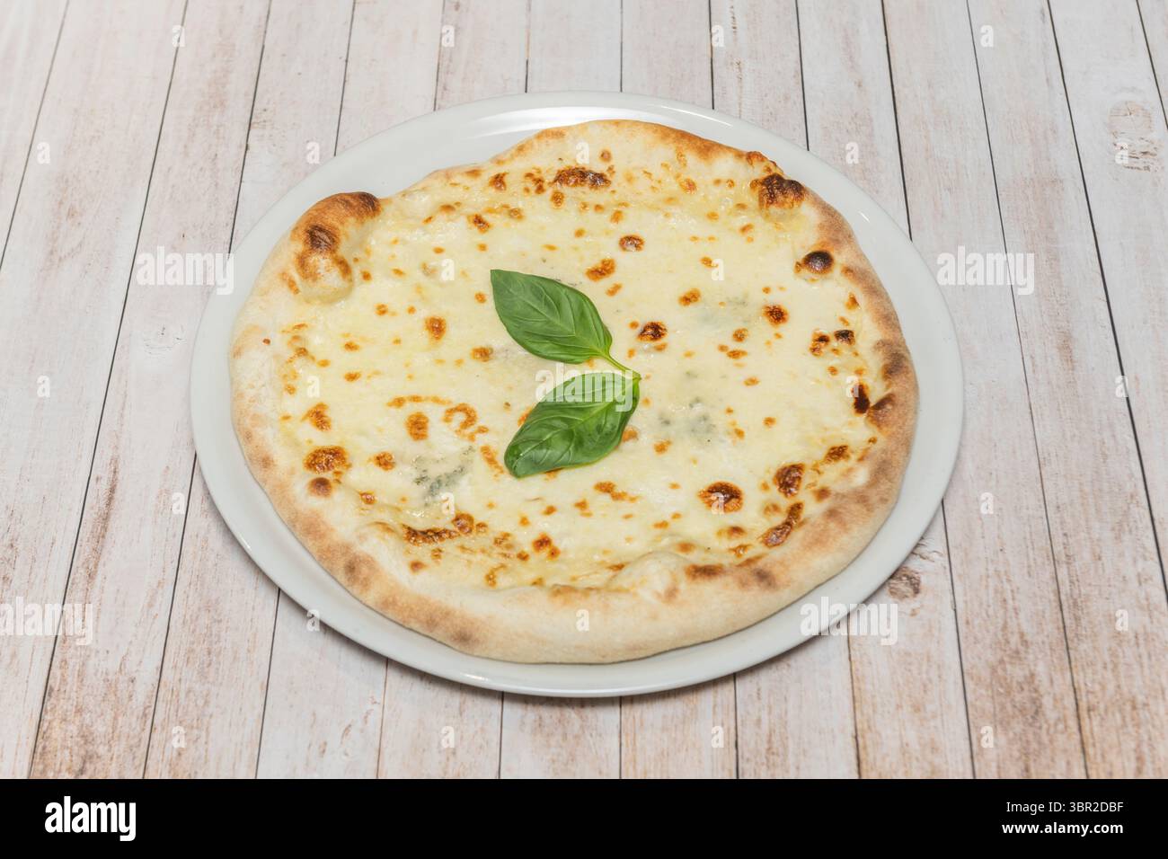 la pizza si è evoluta, diversificandosi in innumerevoli forme e sapori Foto Stock