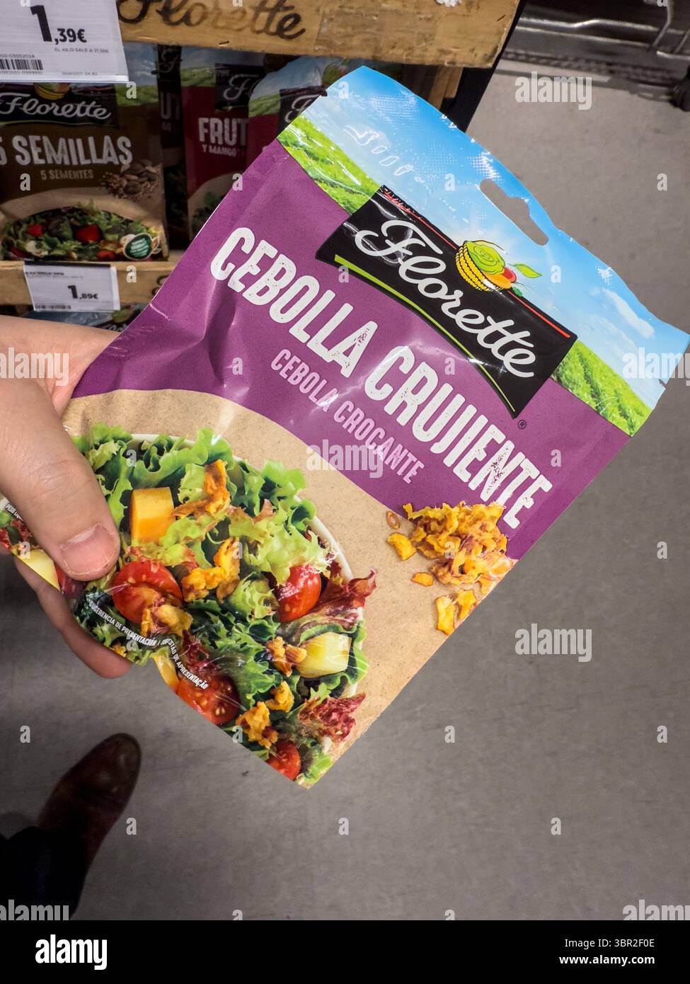 VALENCIA, SPAGNA - 15 APRILE 2025: Primo piano di una borsa con marchio Florette di cipolla crujiente fritta croccante in un supermercato di Valencia. Flor Foto Stock