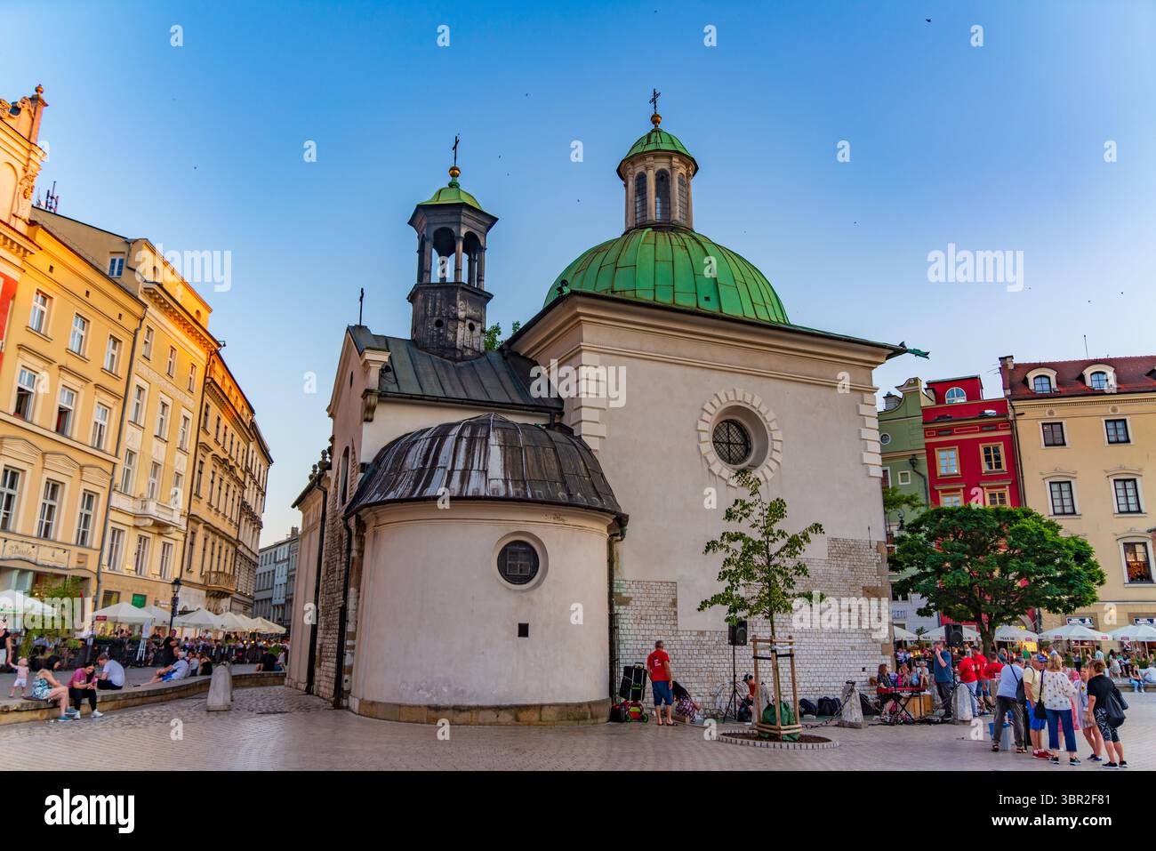 Chiesa di Sant'Adalberto nella Piazza del mercato principale nella città vecchia di Cracovia, Polonia Foto Stock