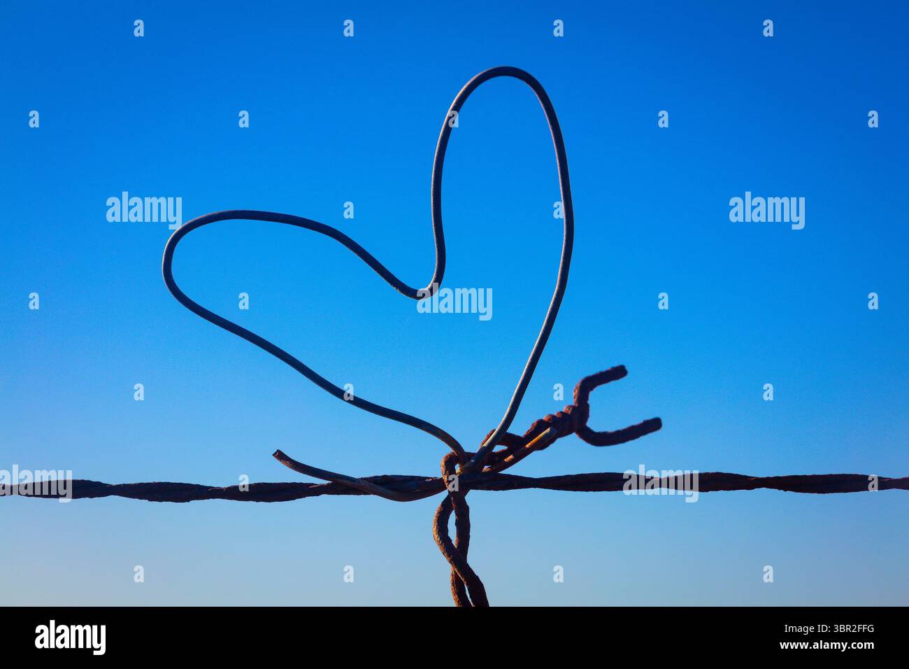 Wire Heart Sculpture contro Blue Sky Foto Stock