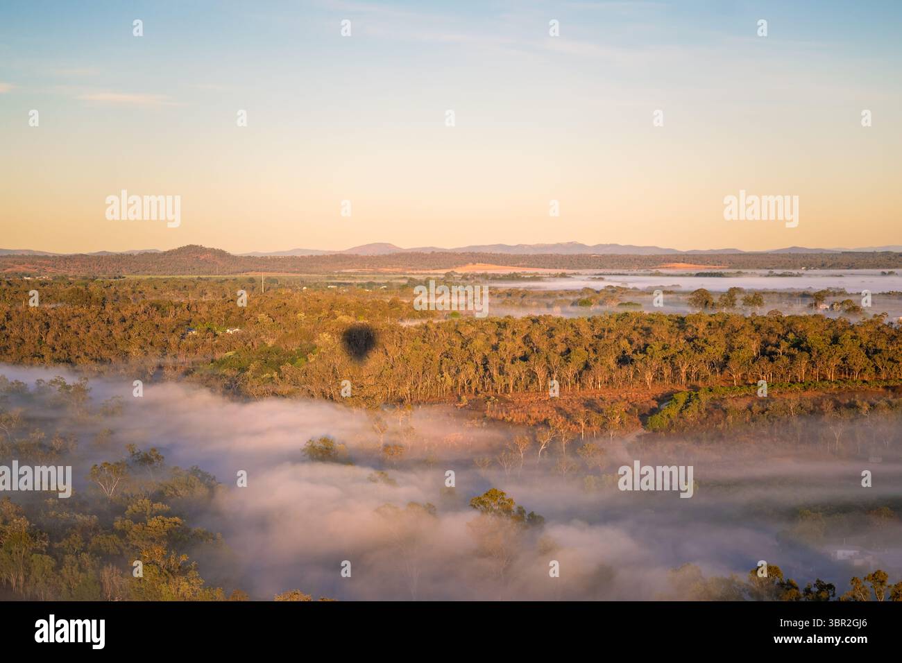 Ombra di mongolfiera sul paesaggio di Atherton Tablelands, Queensland Australia, nebbia alba mattina Foto Stock
