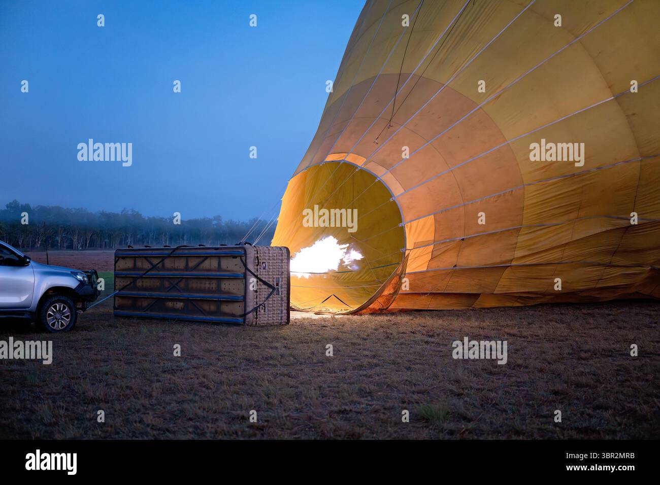 Mongolfiera, a terra, prima dell'alba, esperienza di viaggio turistica avventurosa Foto Stock