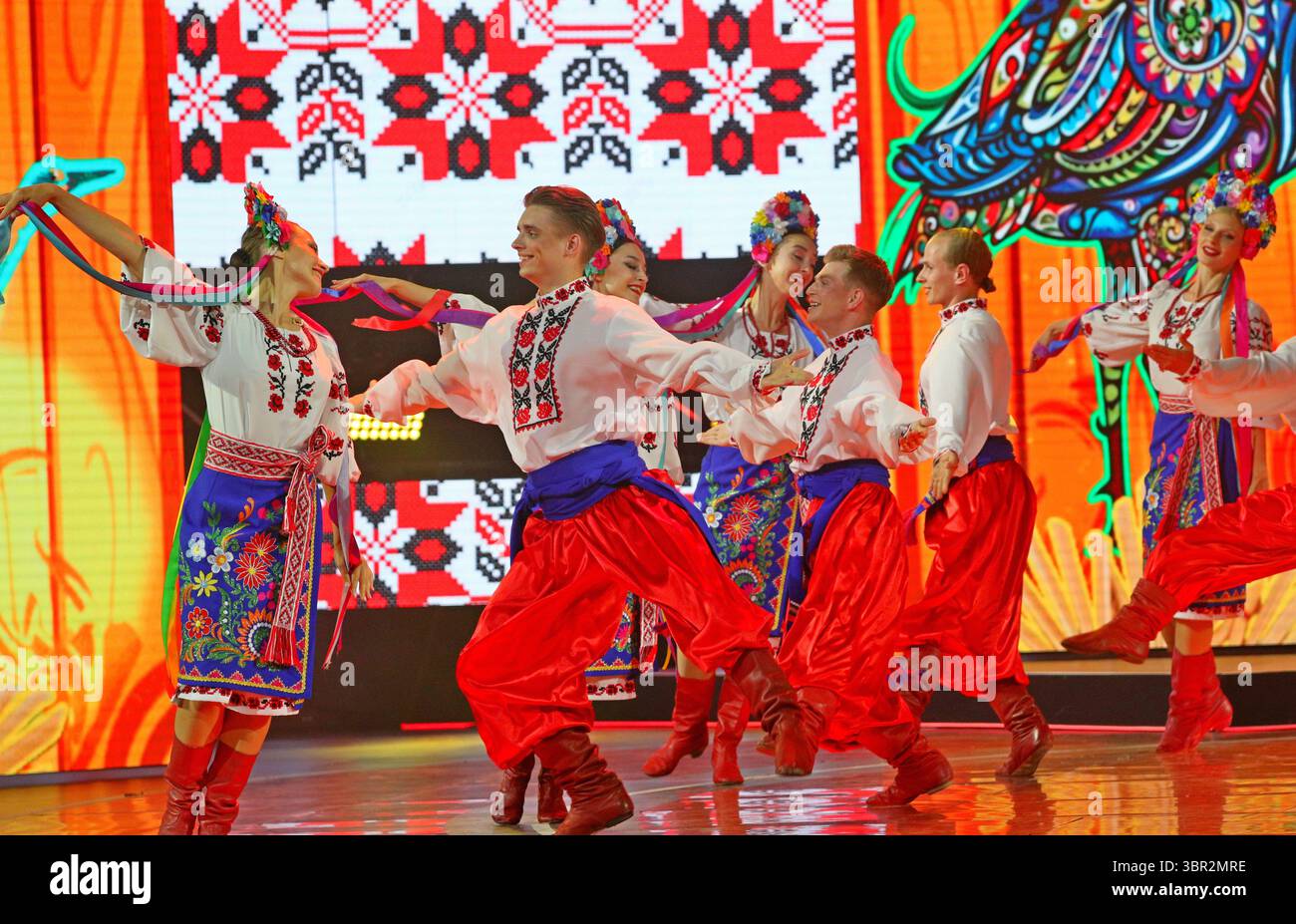 Vitebsk, Bielorussia. 10 luglio 2025. Gli artisti si esibiscono durante il 34° Festival Internazionale delle Arti 'Slavianski Bazaar' a Vitebsk, Bielorussia, 10 luglio 2025. Il festival è iniziato a Vitebsk, in Bielorussia, giovedì, e riunisce artisti di spicco, artisti e gruppi creativi provenienti da tutto il mondo. Crediti: Henadz Zhinkov/Xinhua/Alamy Live News Foto Stock