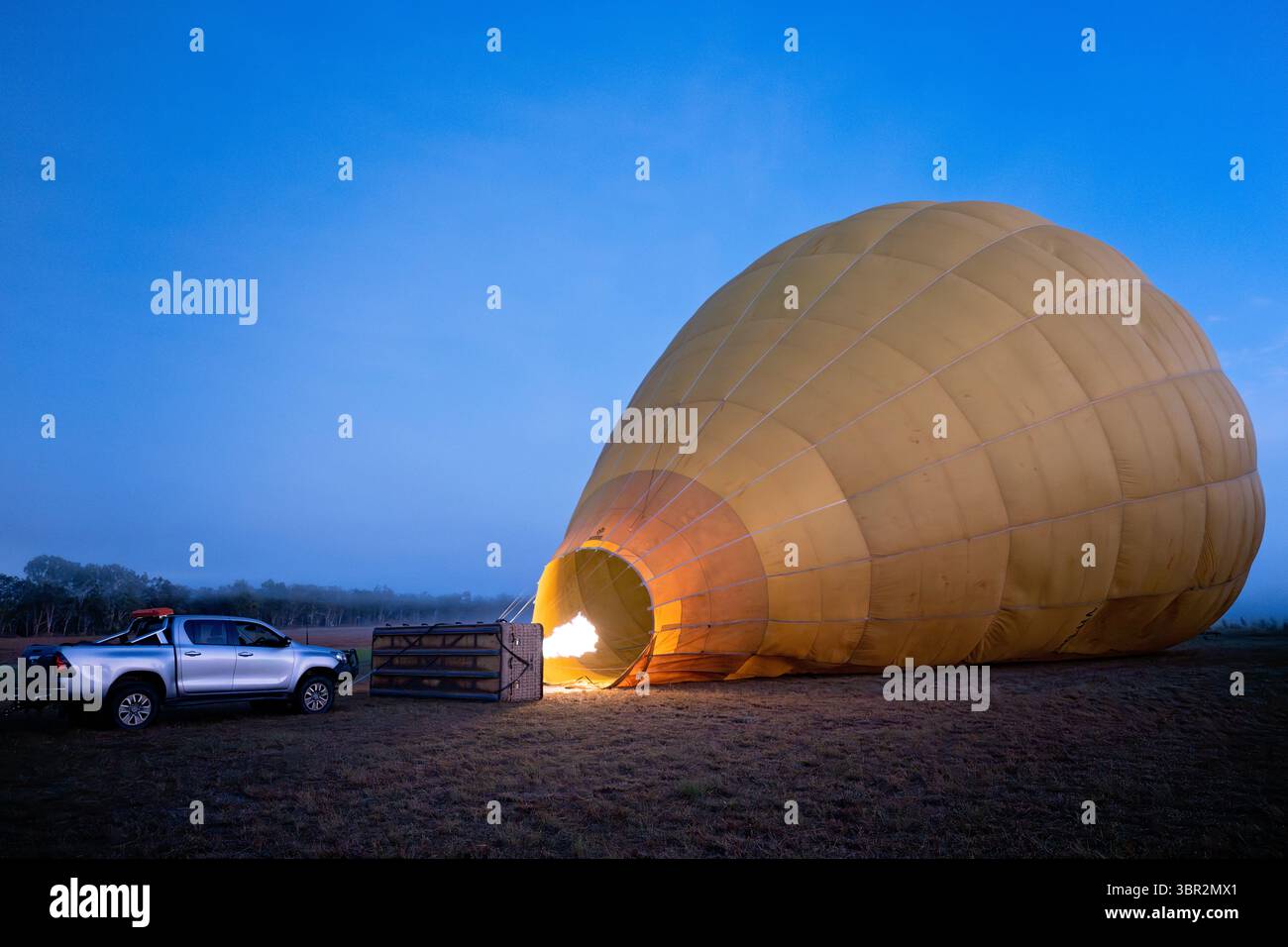 Mongolfiera, a terra, prima dell'alba, esperienza di viaggio turistica avventurosa Foto Stock