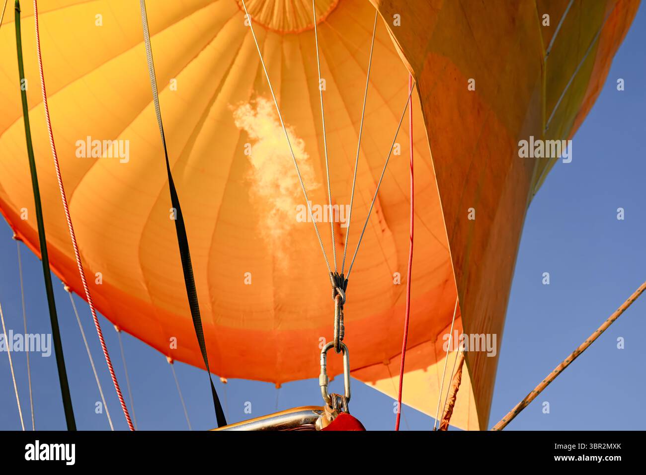 Mongolfiera, a terra, prima dell'alba, esperienza di viaggio turistica avventurosa Foto Stock