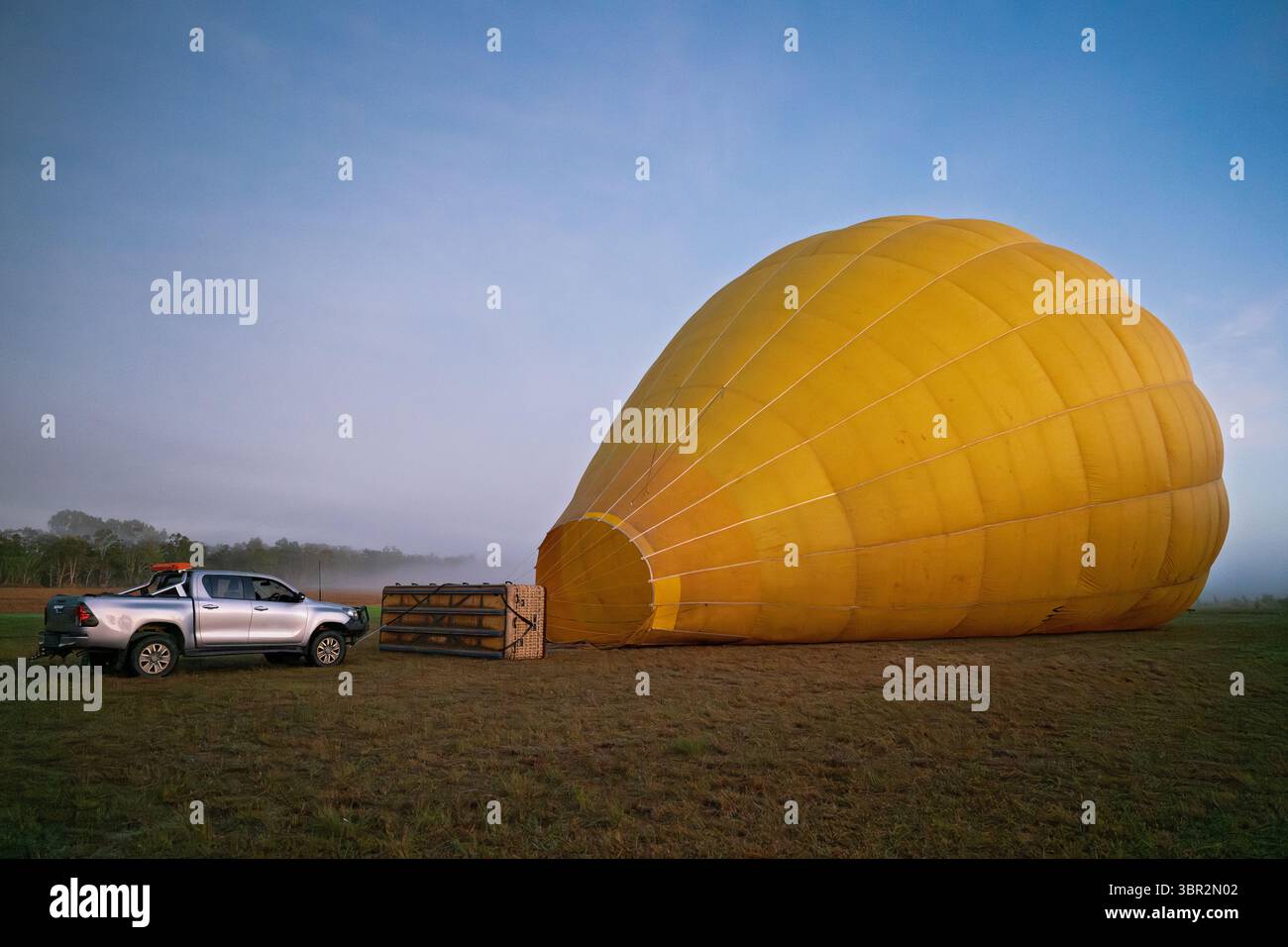 Mongolfiera, a terra, prima dell'alba, esperienza di viaggio turistica avventurosa Foto Stock