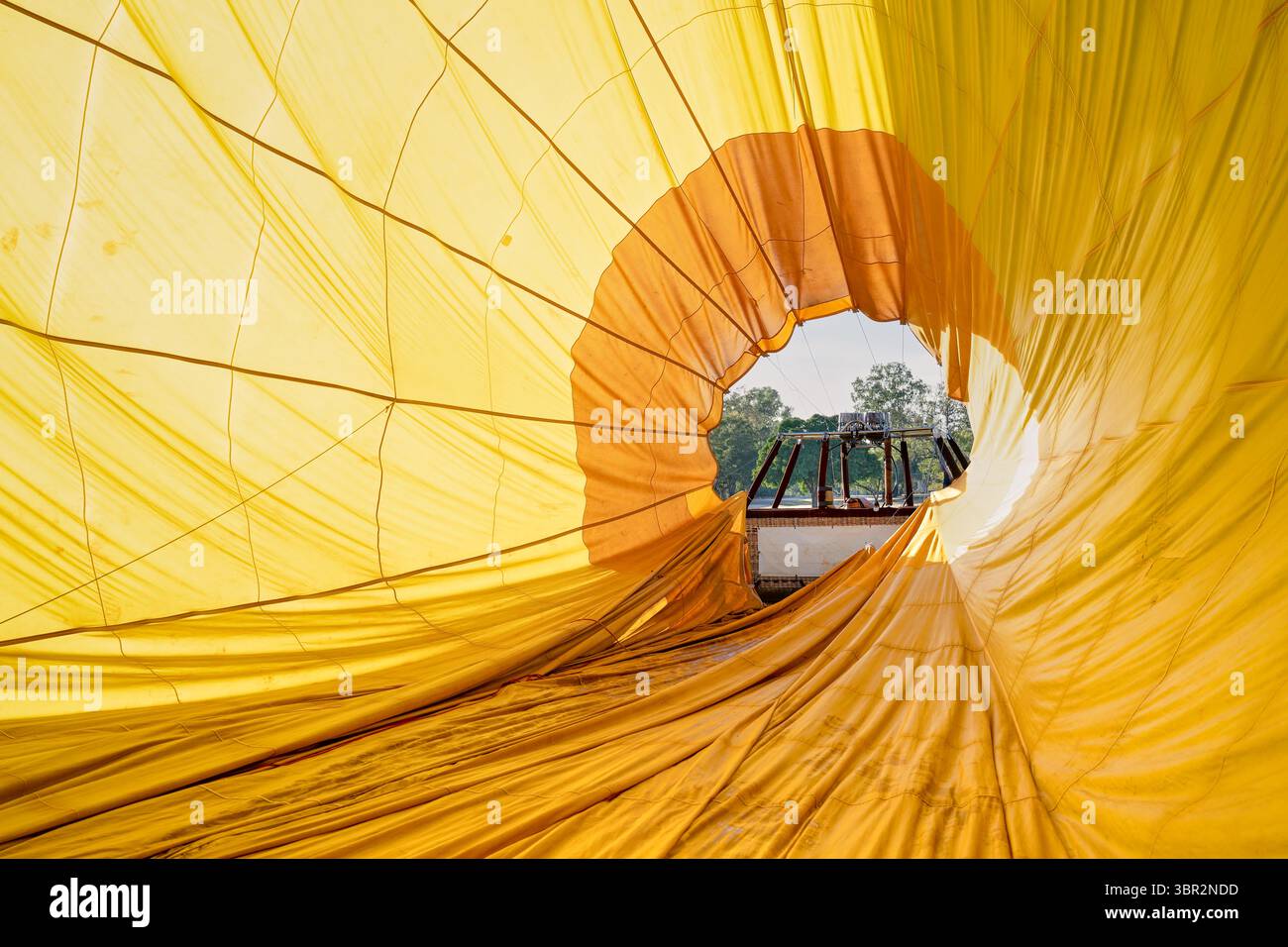 mongolfiera gialla, dettaglio ravvicinato, giallo, esperienza di viaggio avventurosa Foto Stock