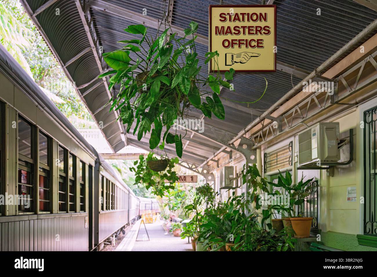 Kuranda, Queensland, Australia - luglio 2025: Insegna dell'ufficio della stazione ferroviaria panoramica di Kuranda, popolare attrazione turistica viaggio in treno Foto Stock