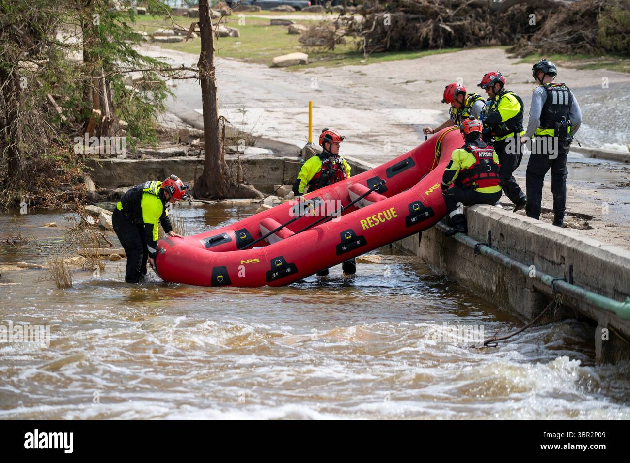Center Point, Texas, Stati Uniti. 10 luglio 2025. Una squadra di ricerca e salvataggio delle acque dello stato del Texas con sede a San Antonio mette la sua barca sotto una diga vicino a Center Point. La squadra è alla ricerca di resti di persone ancora scomparse a seguito dell'inondazione lampo del 4-7 luglio 2025 nella contea di Kerr. (Credit Image: © Gregg Brekke/ZUMA Press Wire) SOLO PER USO EDITORIALE! Non per USO commerciale! Foto Stock