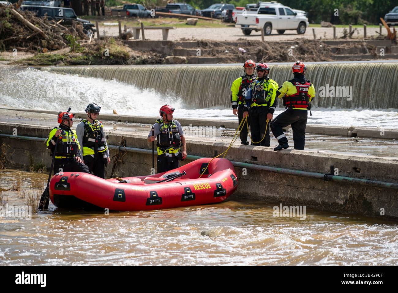 Center Point, Texas, Stati Uniti. 10 luglio 2025. Una squadra di ricerca e salvataggio delle acque dello stato del Texas con sede a San Antonio mette la sua barca sotto una diga vicino a Center Point. La squadra è alla ricerca di resti di persone ancora scomparse a seguito dell'inondazione lampo del 4-7 luglio 2025 nella contea di Kerr. (Credit Image: © Gregg Brekke/ZUMA Press Wire) SOLO PER USO EDITORIALE! Non per USO commerciale! Foto Stock