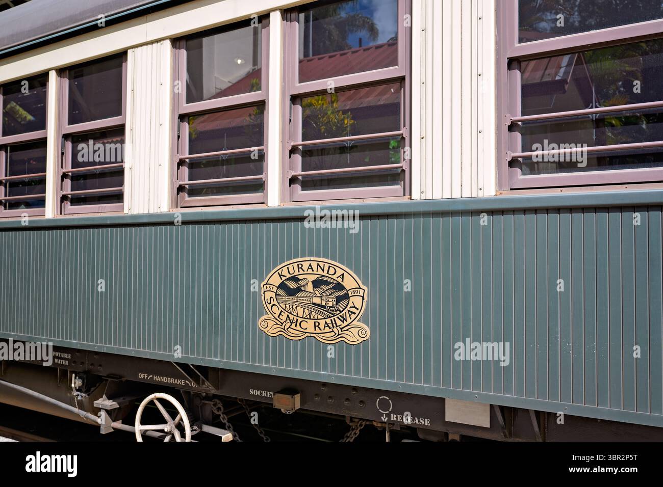 Kuranda, Queensland, Australia - 4 luglio 2025: Treno panoramico di Kuranda, treno carrozza, popolare attrazione turistica viaggio in treno Foto Stock