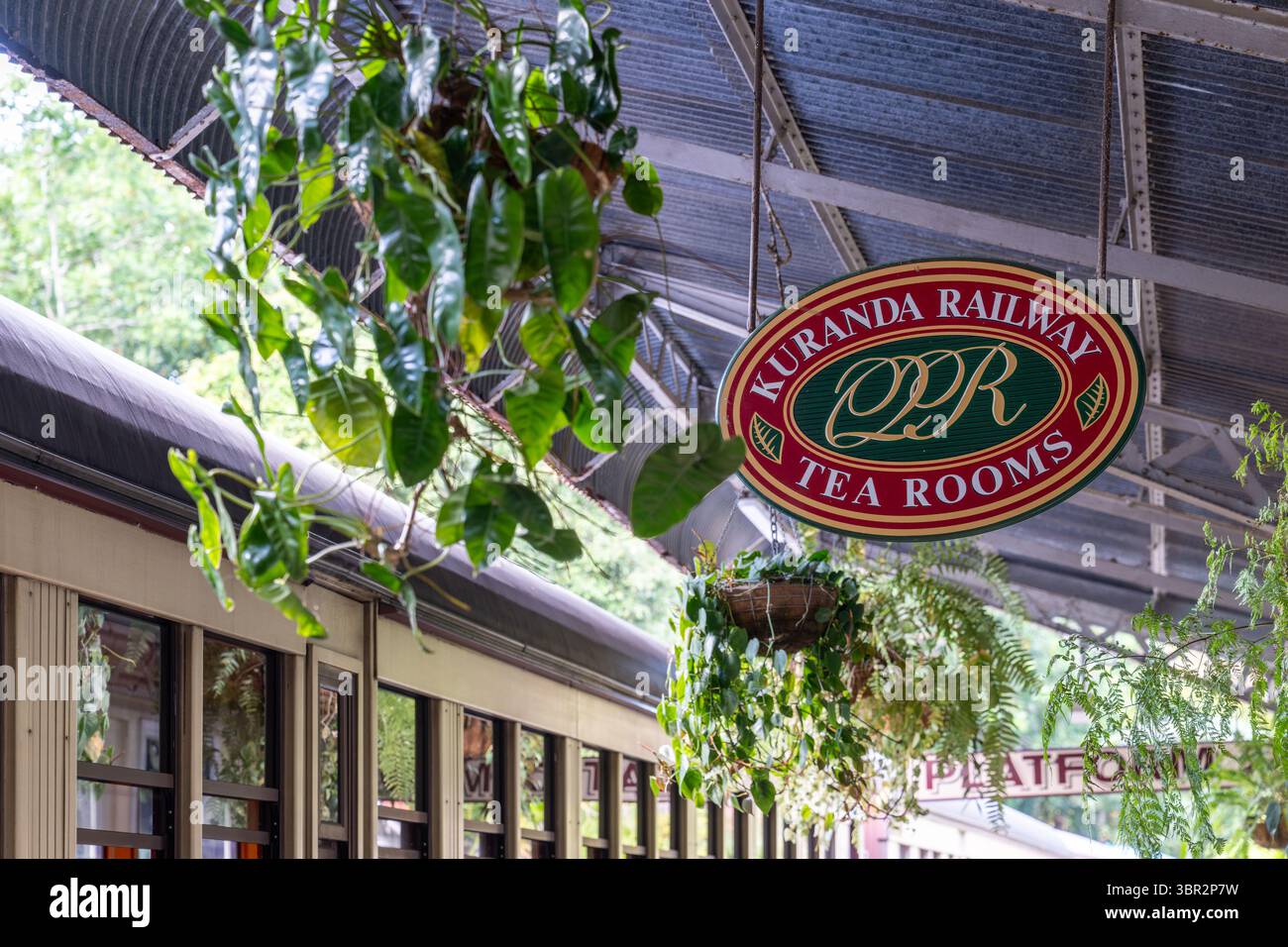 Kuranda, Queensland, Australia - luglio 2025: Cartello Kuranda panoramico ferrovia sale da tè, popolare attrazione turistica viaggio in treno Foto Stock