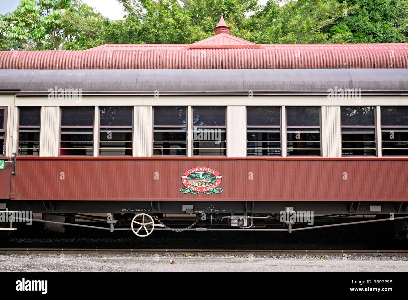 Kuranda, Queensland, Australia - 4 luglio 2025: Treno panoramico di Kuranda, treno carrozza, popolare attrazione turistica viaggio in treno Foto Stock