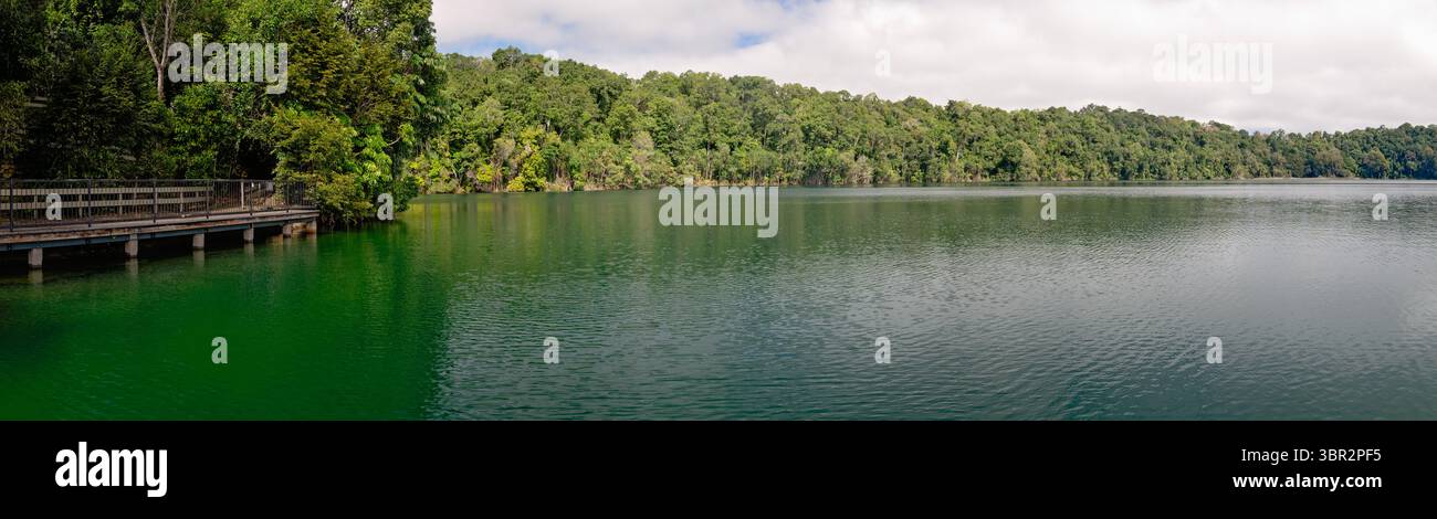 Panorama del lago Eacham, lago vulcanico Atherton Tablelands North Queensland, popolare attrazione turistica e gita di un giorno a Cairns Foto Stock
