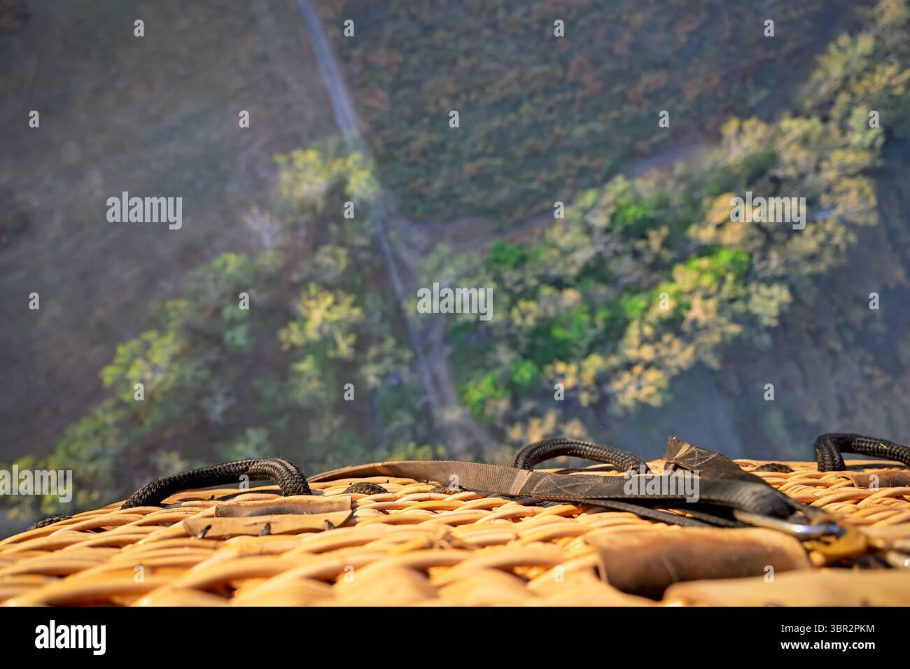 volo in mongolfiera, guardando direttamente in basso dalla cabinovia del cesto, paesaggio rurale sottostante Foto Stock