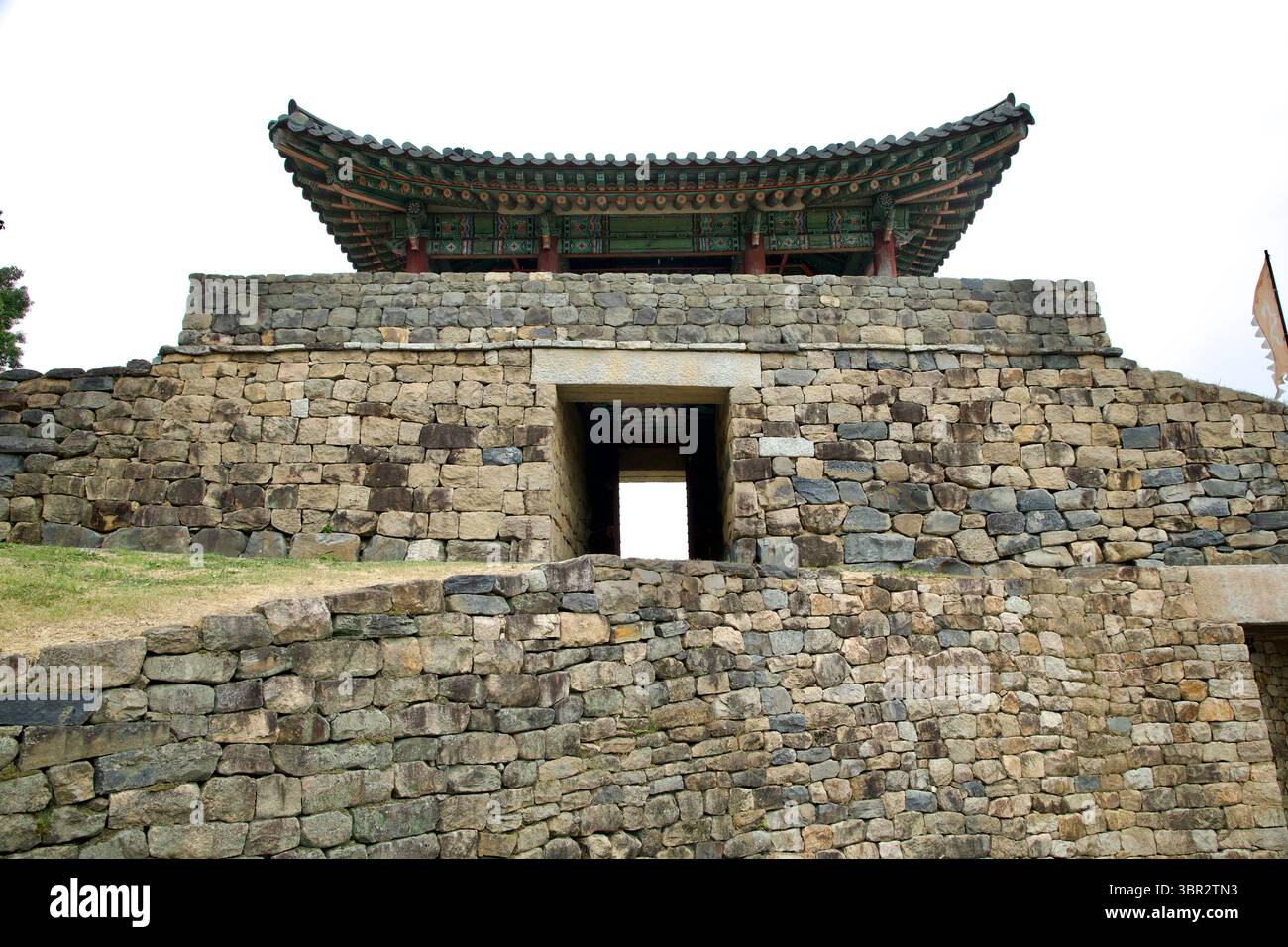 Gongju, Corea del Sud - 13 giugno 2025: Un muro di pietra fortificato sormontato da un tradizionale padiglione in legno costituisce la porta d'accesso alla Fortezza di Gongsanseong, sho Foto Stock