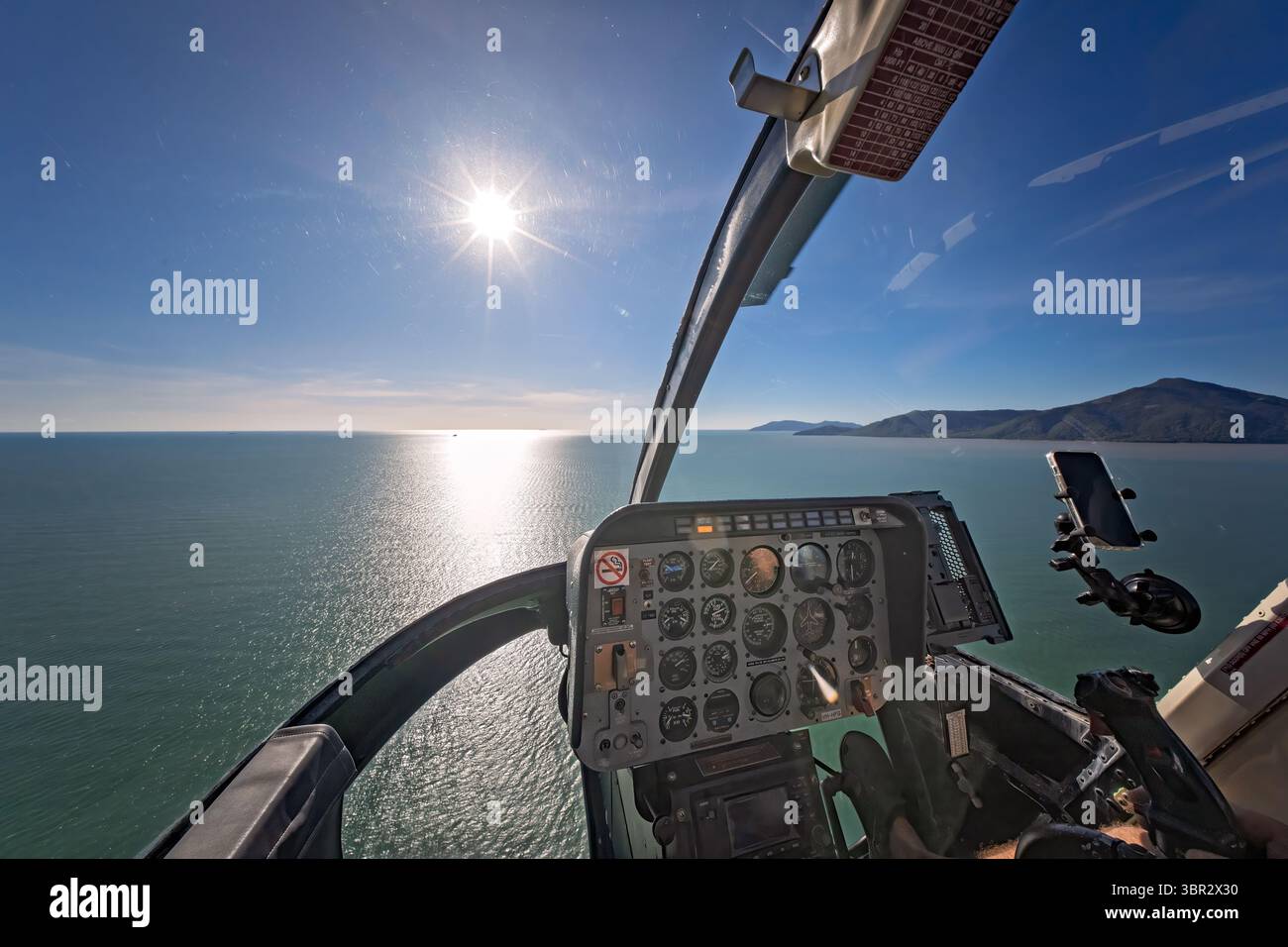 Volo in elicottero sulle isole tropicali e sull'oceano, esperienza di viaggio avventura di lusso Foto Stock