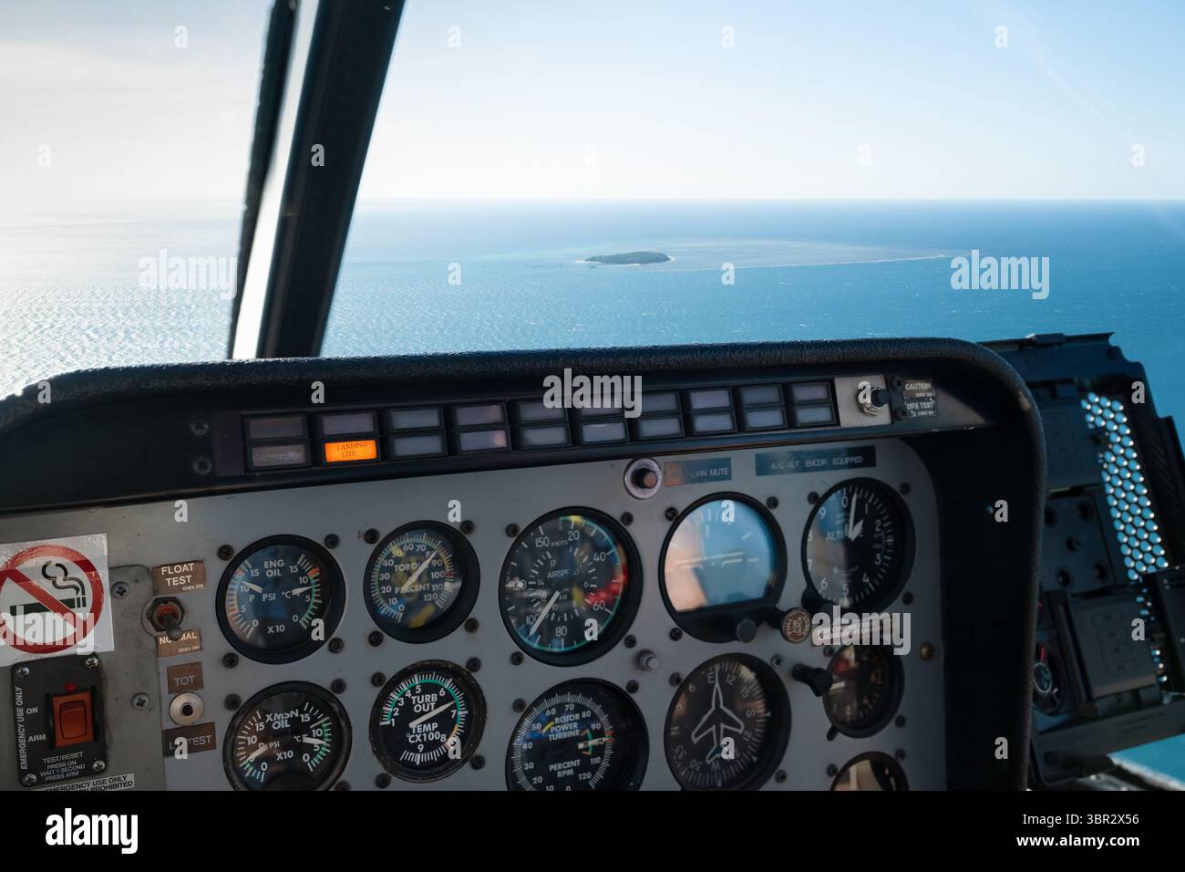 volo in elicottero verso l'isola tropicale, esperienza di viaggio di lusso Foto Stock