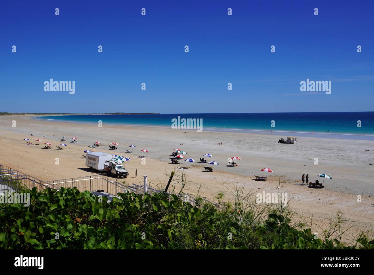Ombrelloni e sedie a sdraio a Cable Beach, Broome Foto Stock