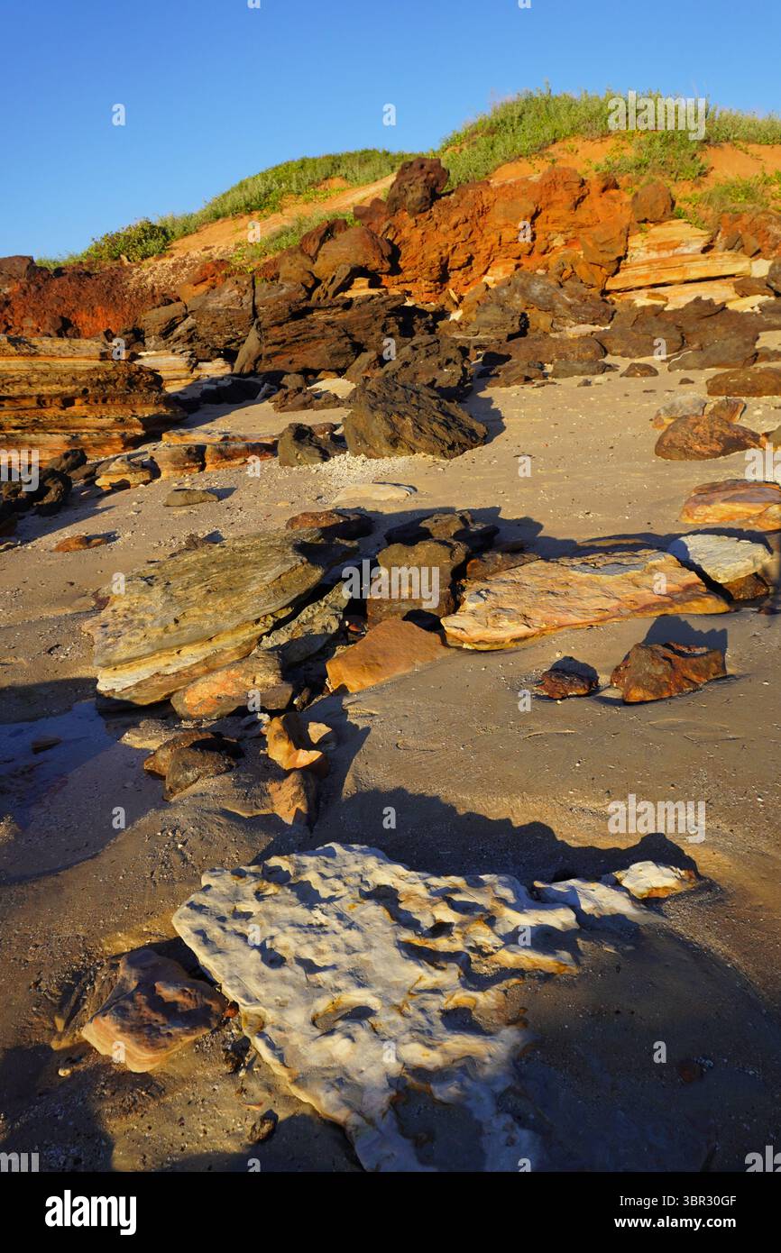 Colours of Rocks lungo Cable Beach prima del tramonto Foto Stock