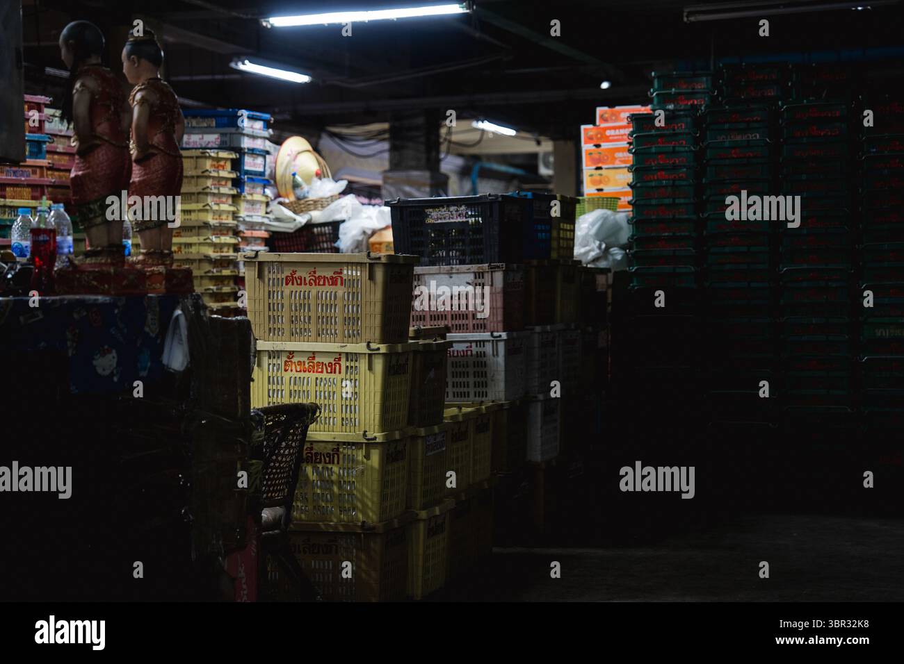 Bangkok, Thailandia. 11 luglio 2025. Pile di scatole di plastica sono utilizzate per trasportare frutta sul mercato. Ogni mattina a Bangkok, i monaci buddisti camminano per le strade per ricevere elemosine, offerte di cibo e fiori, dalla comunità laica. Nelle vicinanze, al mercato dei fiori di Yodpiman, i fiori vengono preparati e venduti per l'uso in questi rituali quotidiani radicati nella tradizione buddista Theravada. Credito: SOPA Images Limited/Alamy Live News Foto Stock