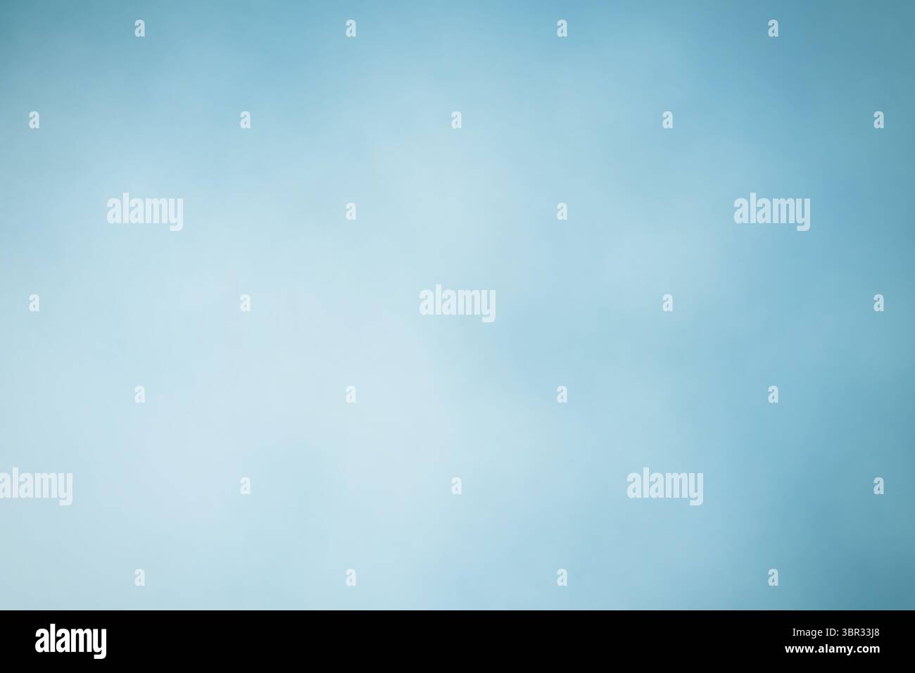 Sfumatura blu pallido che si dispiega in stile piatto, mostrando una transizione di colore cielo uniforme Foto Stock