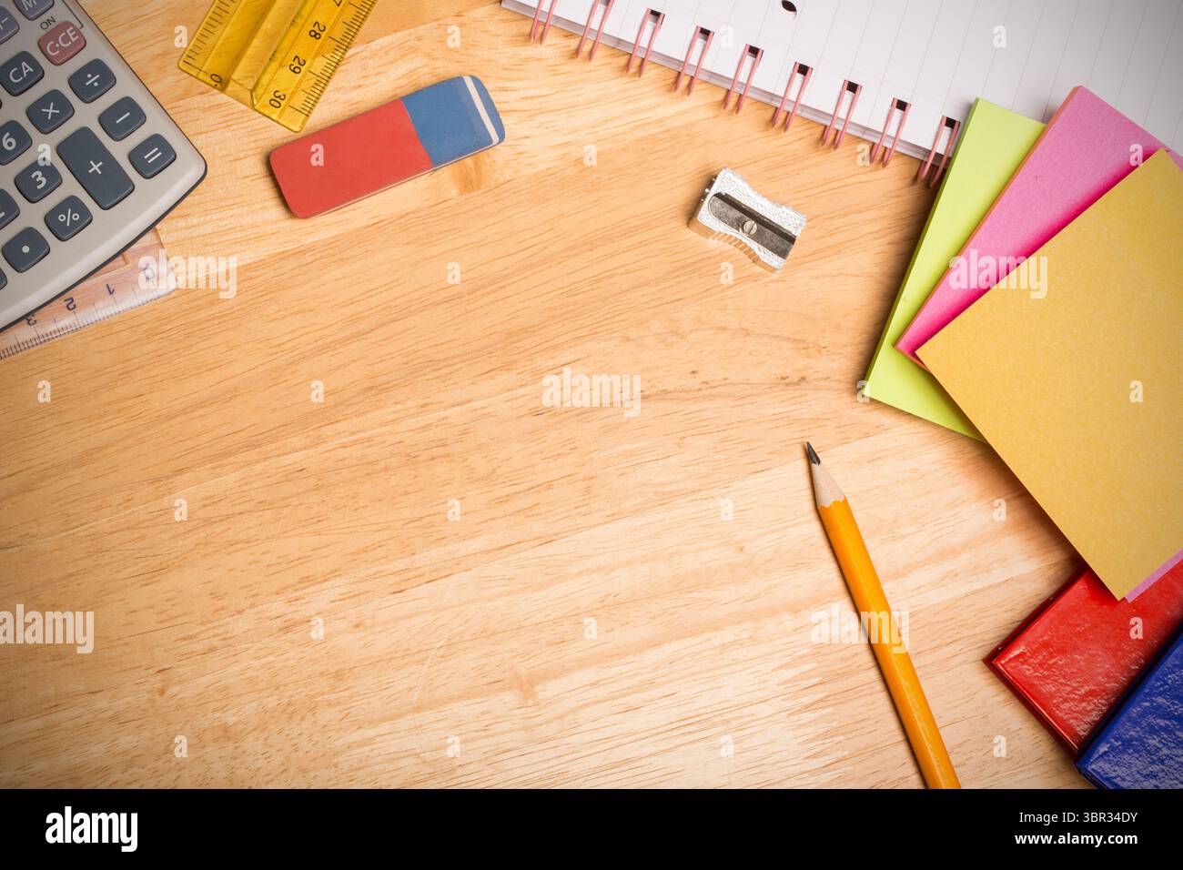 L'illustrazione dal design piatto mostra gli articoli di cancelleria su una scrivania in legno, con calcolatrice e righelli Foto Stock