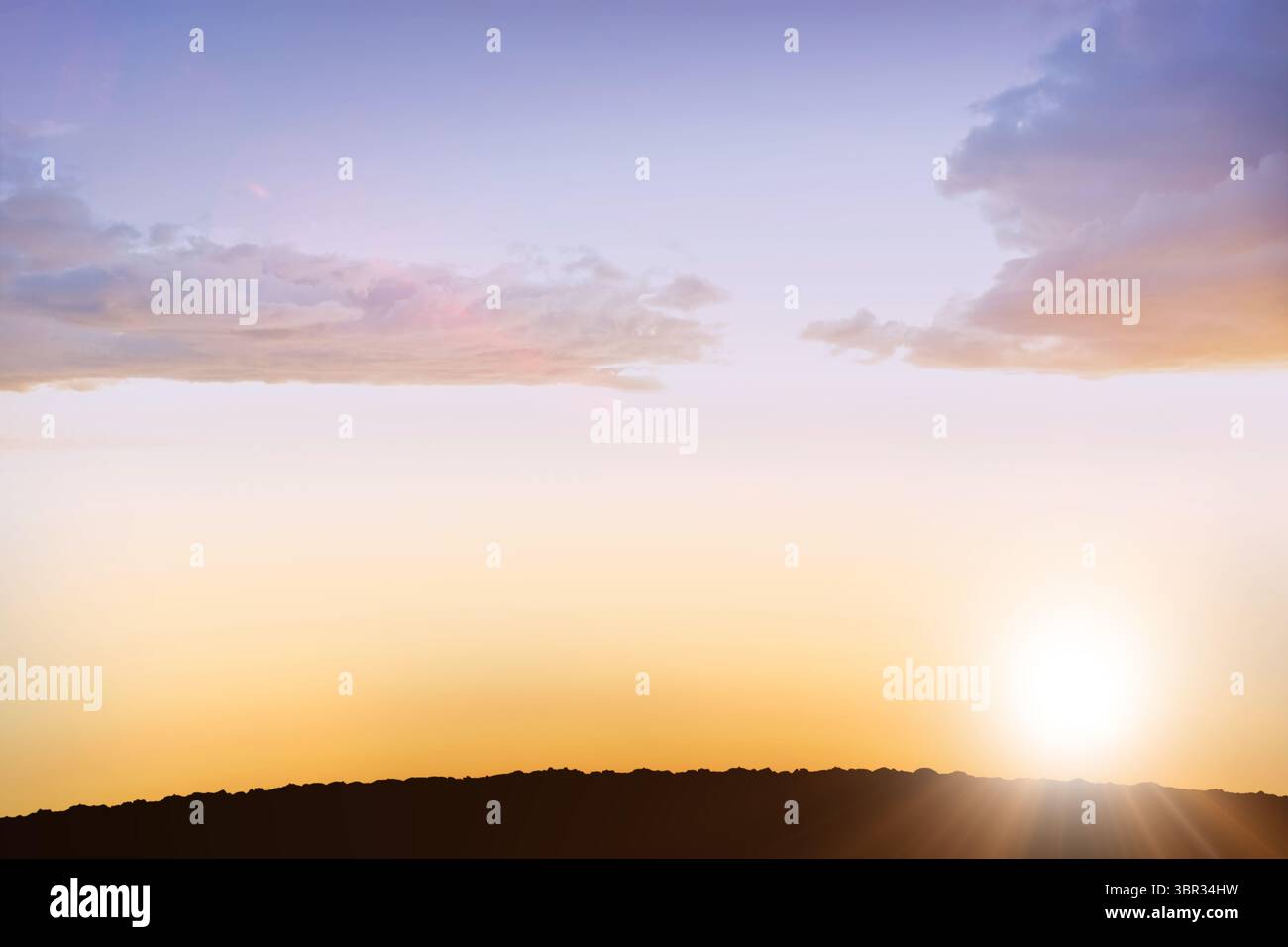 Il disco solare si illumina vicino all'orizzonte, le nuvole pastello si spostano sulla silhouette del crinale in un design piatto Foto Stock