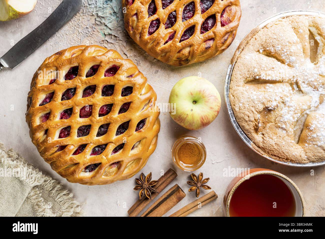 Diverse torte fatte in casa con ingredienti. Crostata - aprire la torta di frutti di bosco e torta di mele su una tabella, vista in pianta da sopra Foto Stock Diverse torte fatte in casa con ingredienti. Crostata - aprire la torta di frutti di bosco e torta di mele su una tabella, vista in pianta da sopra Foto Stock