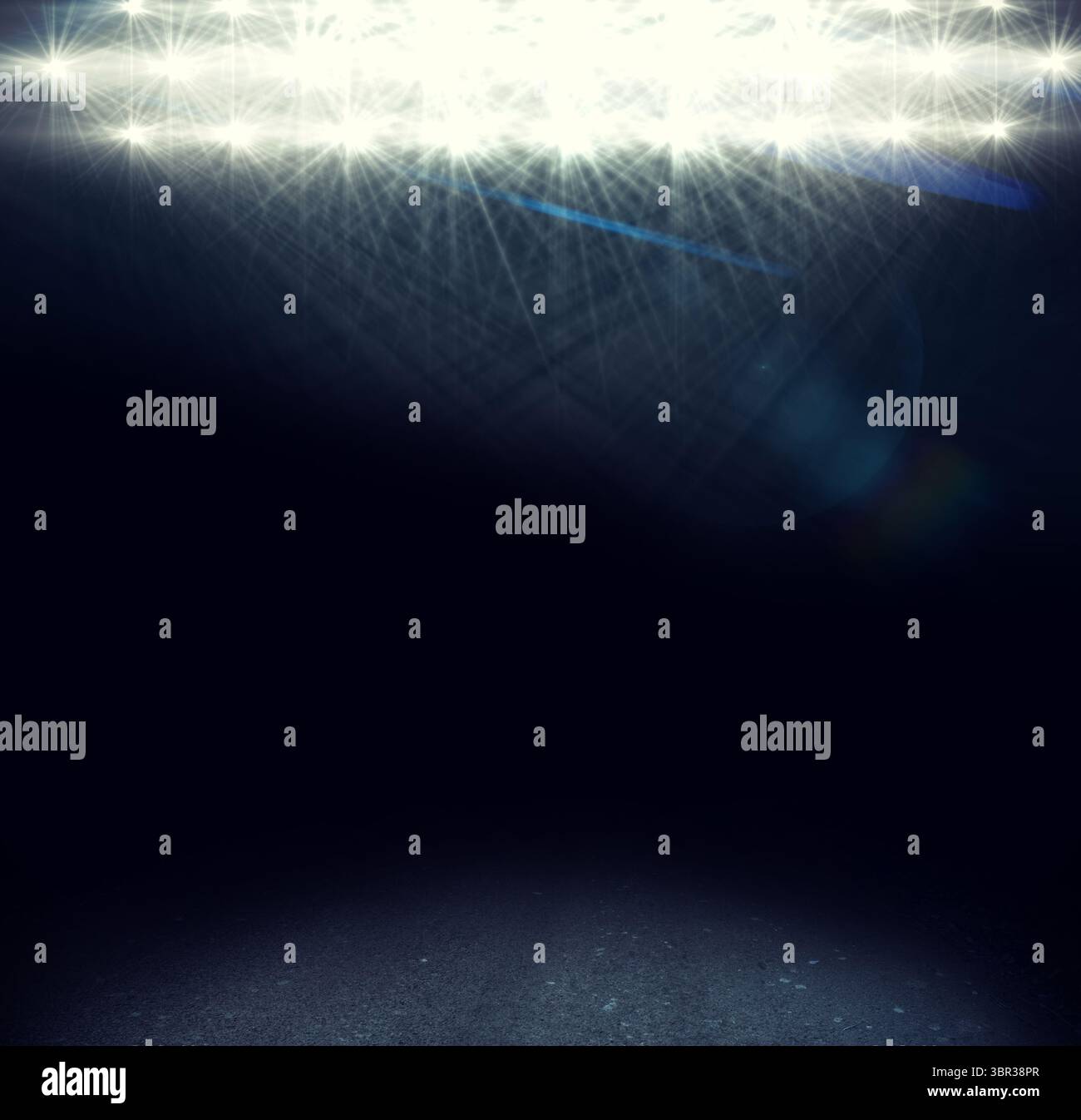 I proiettori a soffitto irradiano fasci, le lenti si illuminano sul pavimento di uno stadio con texture scure, design piatto Foto Stock