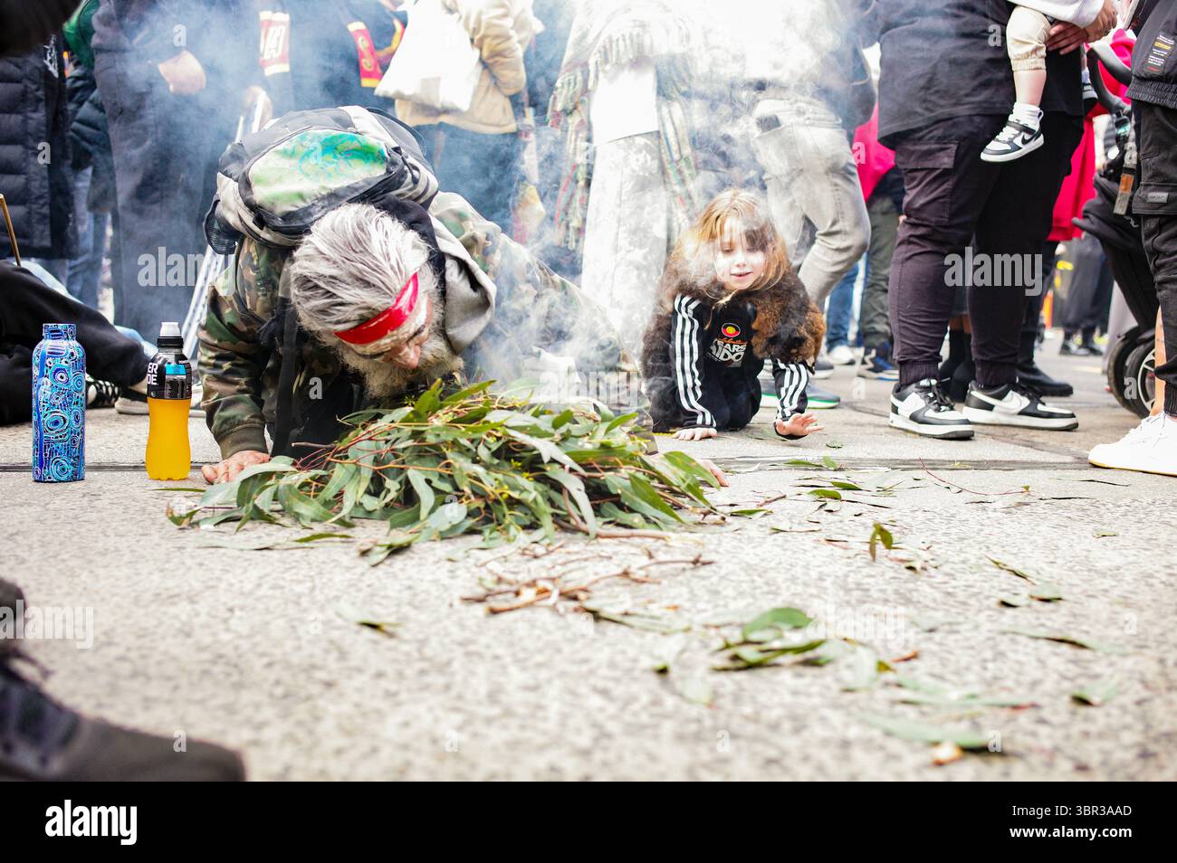 Melbourne, Australia - 11 luglio 2025: I manifestanti si riuniscono fuori dal Parlamento, Melbourne, chiedendo giustizia per le morti aborigene in custodia, incluso il recente caso di Kumanjayi White. Il raduno si è fatto strada attraverso il CBD e scendendo fino alla stazione di Flinders Street, fermando il traffico mentre si svolgeva una cerimonia di fumo. Credito: Joshua Preston/Alamy Live News Foto Stock