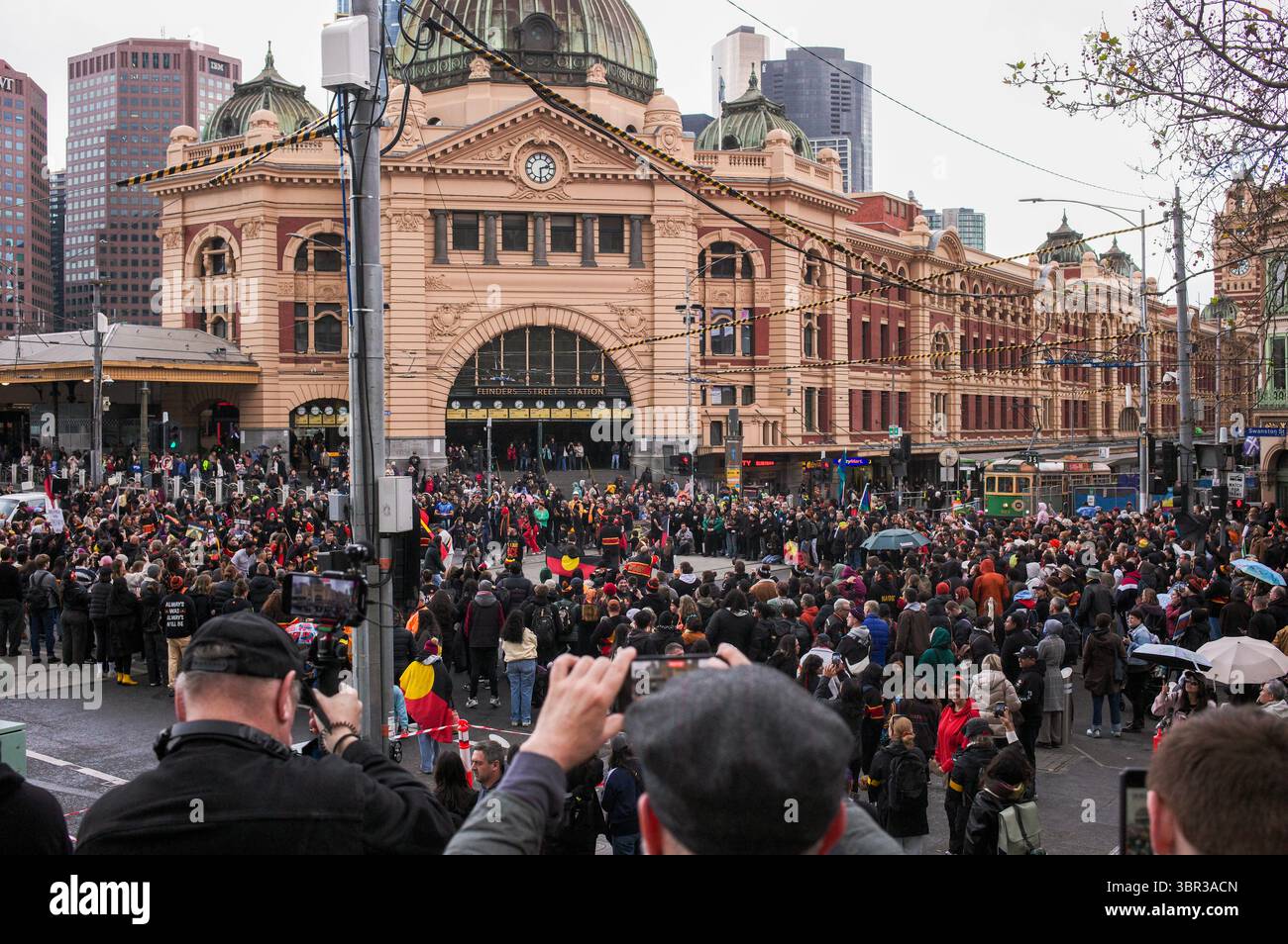 Melbourne, Australia - 11 luglio 2025: I manifestanti si riuniscono fuori dal Parlamento, Melbourne, chiedendo giustizia per le morti aborigene in custodia, incluso il recente caso di Kumanjayi White. Il raduno si è fatto strada attraverso il CBD e scendendo fino alla stazione di Flinders Street, fermando il traffico mentre si svolgeva una cerimonia di fumo. Credito: Joshua Preston/Alamy Live News Foto Stock