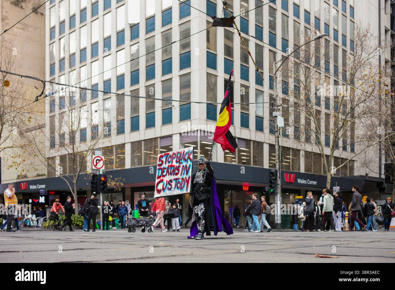 Melbourne, Australia - 11 luglio 2025: I manifestanti si riuniscono fuori dal Parlamento, Melbourne, chiedendo giustizia per le morti aborigene in custodia, incluso il recente caso di Kumanjayi White. Il raduno si è fatto strada attraverso il CBD e scendendo fino alla stazione di Flinders Street, fermando il traffico mentre si svolgeva una cerimonia di fumo. Credito: Joshua Preston/Alamy Live News Foto Stock