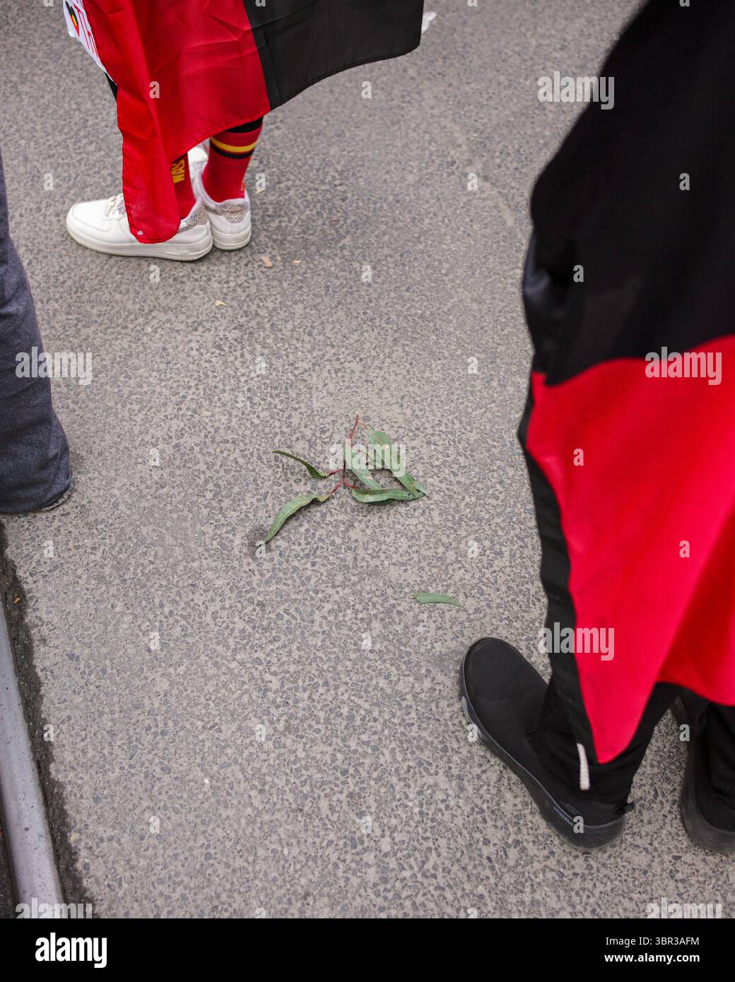 Melbourne, Australia - 11 luglio 2025: I manifestanti si riuniscono fuori dal Parlamento, Melbourne, chiedendo giustizia per le morti aborigene in custodia, incluso il recente caso di Kumanjayi White. Il raduno si è fatto strada attraverso il CBD e scendendo fino alla stazione di Flinders Street, fermando il traffico mentre si svolgeva una cerimonia di fumo. Credito: Joshua Preston/Alamy Live News Foto Stock