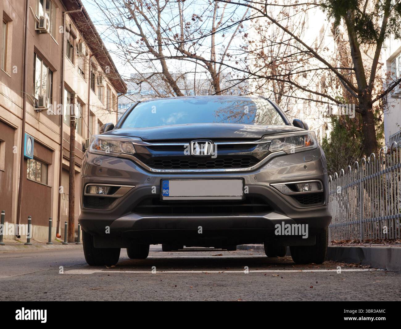Bucarest, Romania – 29 gennaio 2025: Vista frontale ravvicinata dell'auto Honda CR-V parcheggiata sulla strada laterale nella zona residenziale Foto Stock