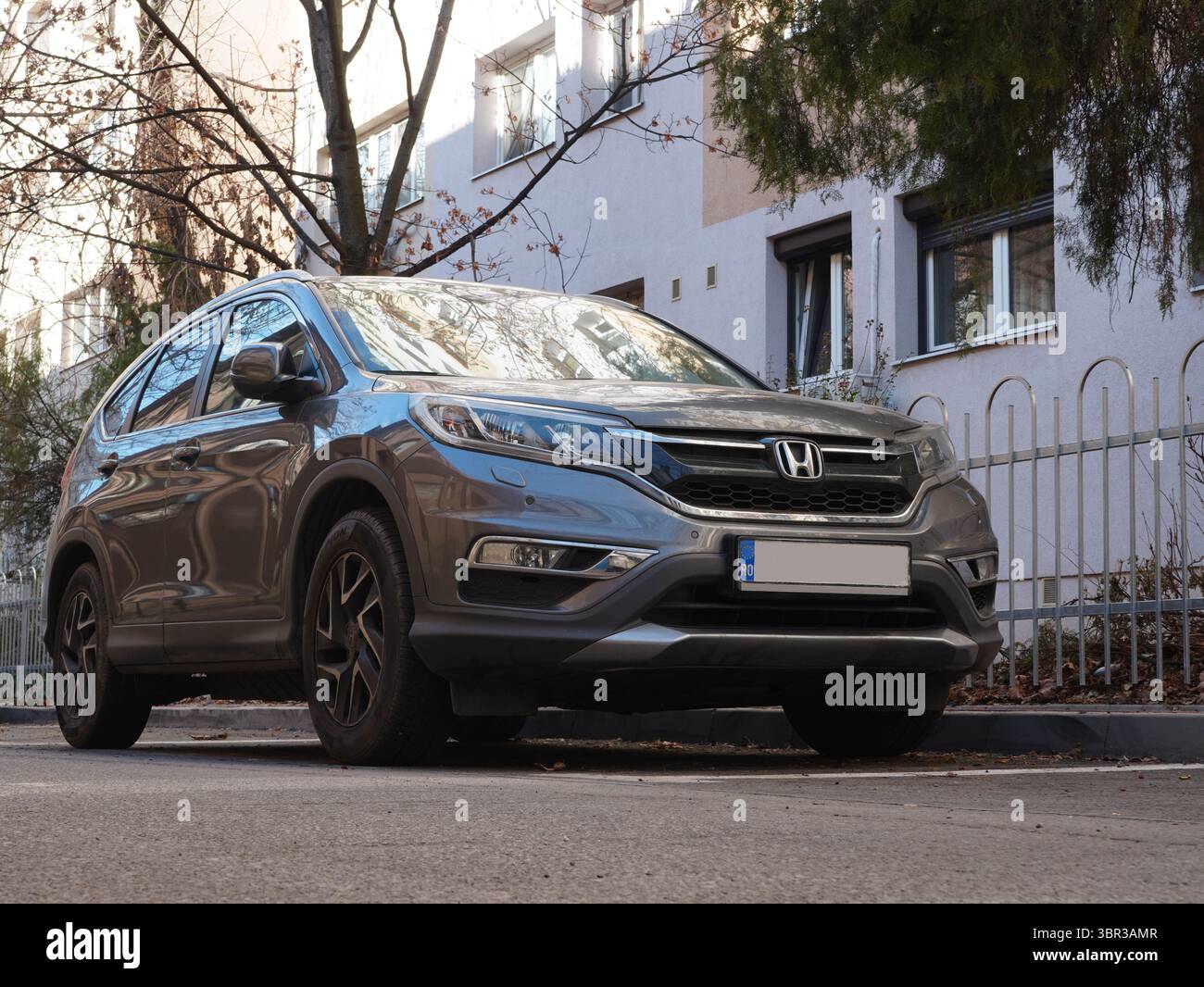 Bucarest, Romania – 29 gennaio 2025: Vista frontale ravvicinata dell'auto Honda CR-V parcheggiata vicino al blocco di appartamenti Foto Stock