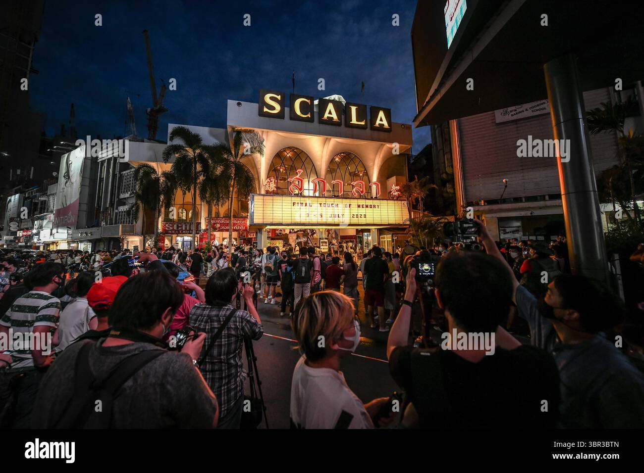 5 luglio 2020, Bangkok, Thailandia: Una folla si riunisce per scattare foto del tendone cinematografico del Teatro alla Scala durante la sua proiezione finale il 5 luglio 2020 a Bangkok. Il Teatro alla Scala ha chiuso le sue porte dopo 51 anni come santuario per gli appassionati di cinema thailandesi. (Immagine di credito: Immagini © Amphol Thongmueangluang/SOPA tramite cavo ZUMA) Foto Stock