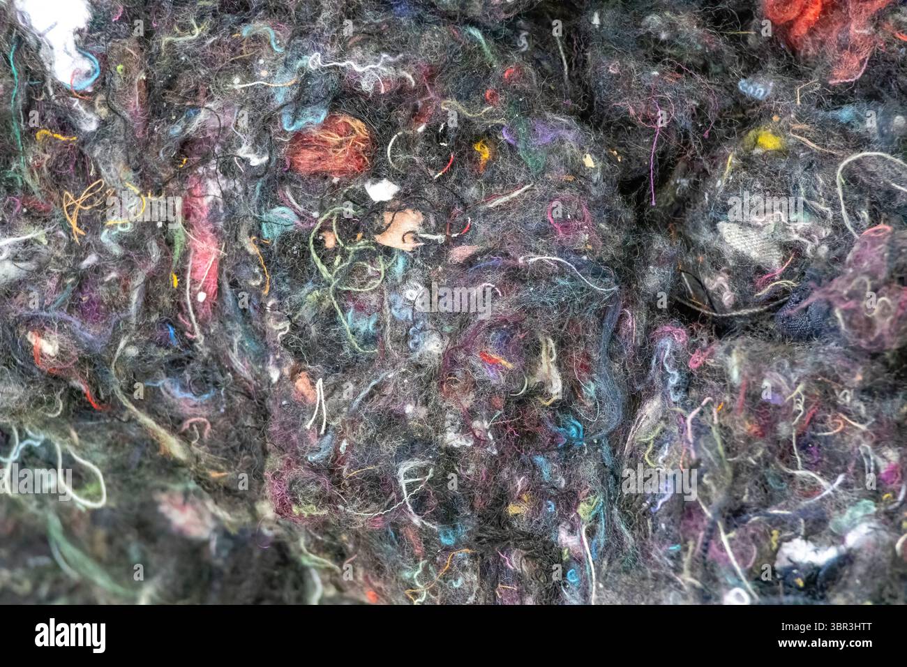 Primo piano di fibre di tessuto riciclate. Realizzato con raschietti di indumento riutilizzati e fili di cotone, questo materiale sostenibile è perfetto per cra Foto Stock