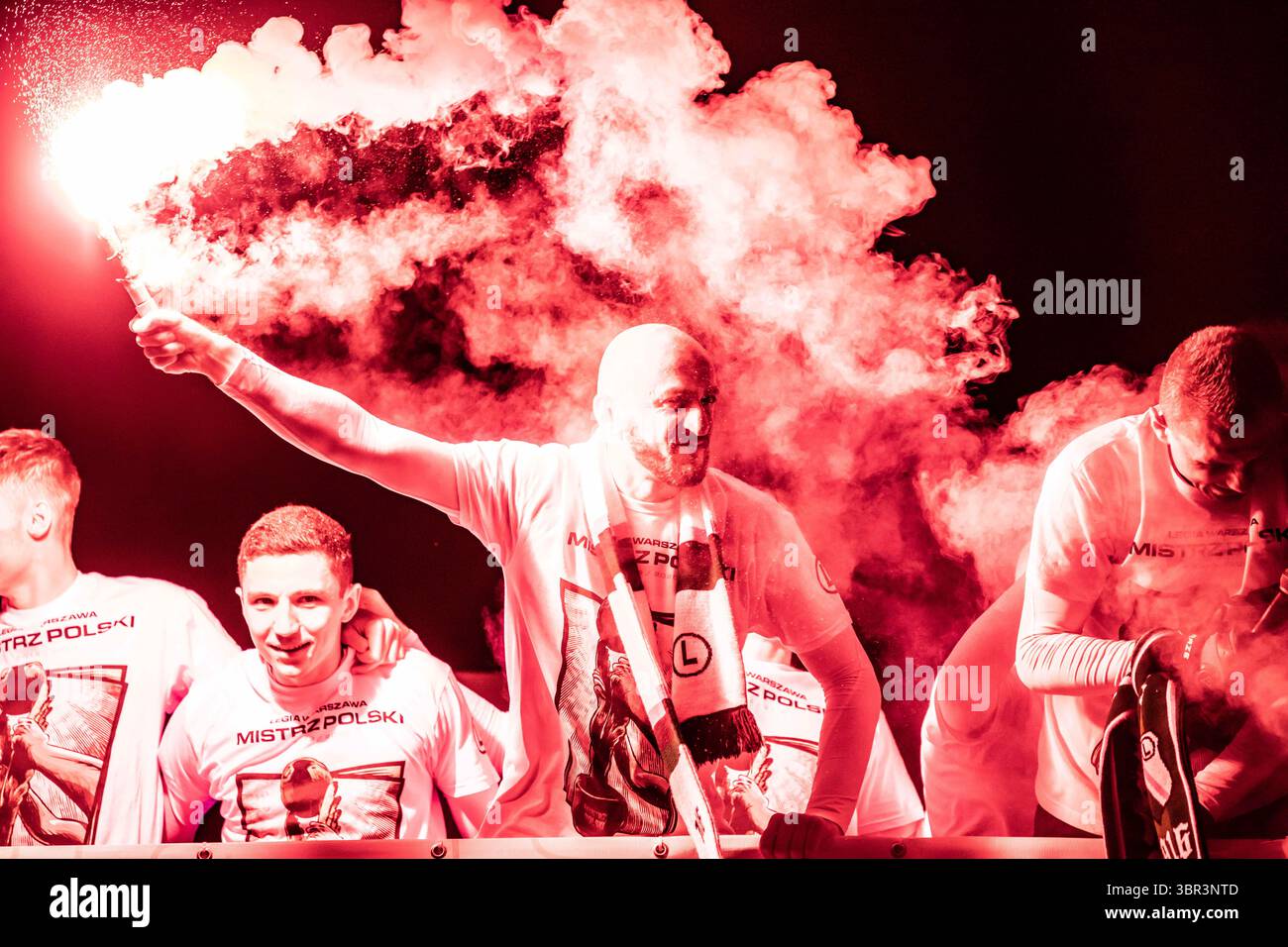 11 luglio 2020, Varsavia, Polonia: Valeriane Gvilia della squadra di calcio Legia Varsavia tiene un fiamma ardente durante la celebrazione. Il Legia Varsavia ha vinto il 14 ° campionato polacco (Lega Ekstraklasa polacca) nella storia. (Immagine di credito: © Mikolaj Barbanell/SOPA Images via ZUMA Wire) Foto Stock